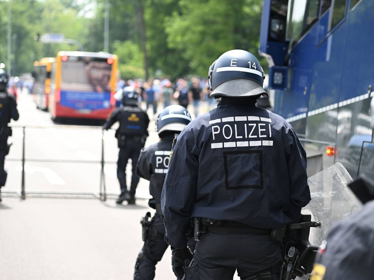 Symbolbild: Vor dem Stadion des Karlsruher SC stehen Einsatzkräfte der Polizei. Beim Spiel zwischen Augsburg und Mönchengladbach am Samstag (19. August 2023) hat sich nach Polizeiangaben ein Schuss einer Dienstwaffe gelöst, drei Beamte erlitten ein Knalltrauma.