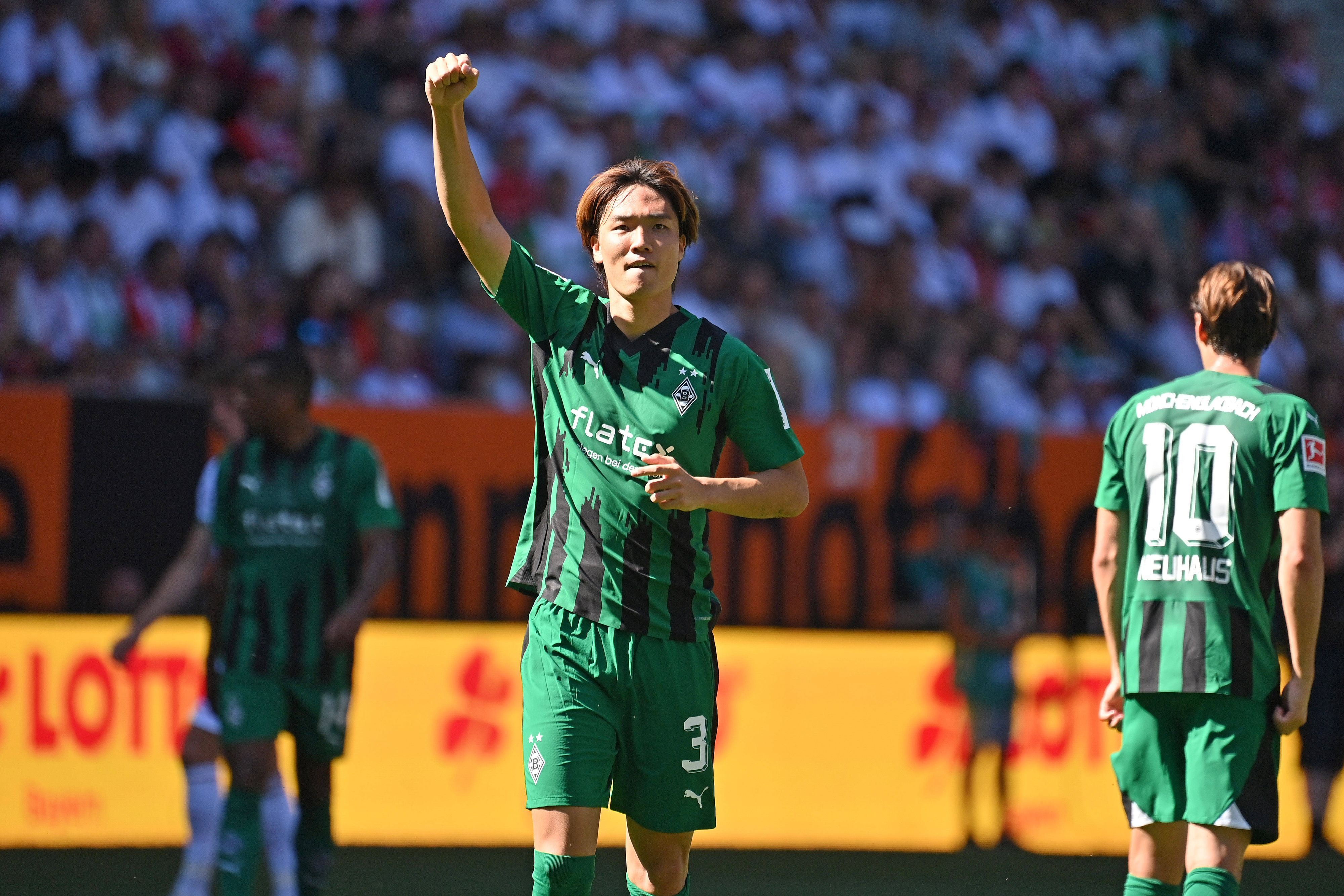Ko Itakura, Spieler von Borussia Mönchengladbach, brachte sein Team beim Bundesliga-Spiel in Augsburg am Samstag (19. August 2023) mit 1:0 in Führung. Das Foto zeigt den Japaner beim Torjubel.