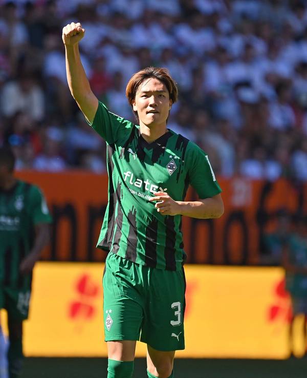 Ko Itakura, Spieler von Borussia Mönchengladbach, brachte sein Team beim Bundesliga-Spiel in Augsburg am Samstag (19. August 2023) mit 1:0 in Führung. Das Foto zeigt den Japaner beim Torjubel.