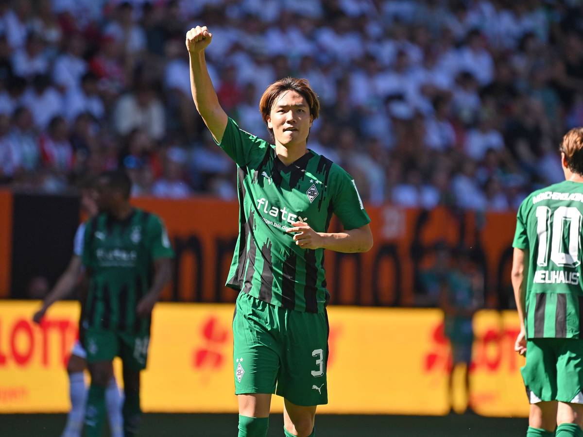 Ko Itakura, Spieler von Borussia Mönchengladbach, brachte sein Team beim Bundesliga-Spiel in Augsburg am Samstag (19. August 2023) mit 1:0 in Führung. Das Foto zeigt den Japaner beim Torjubel.