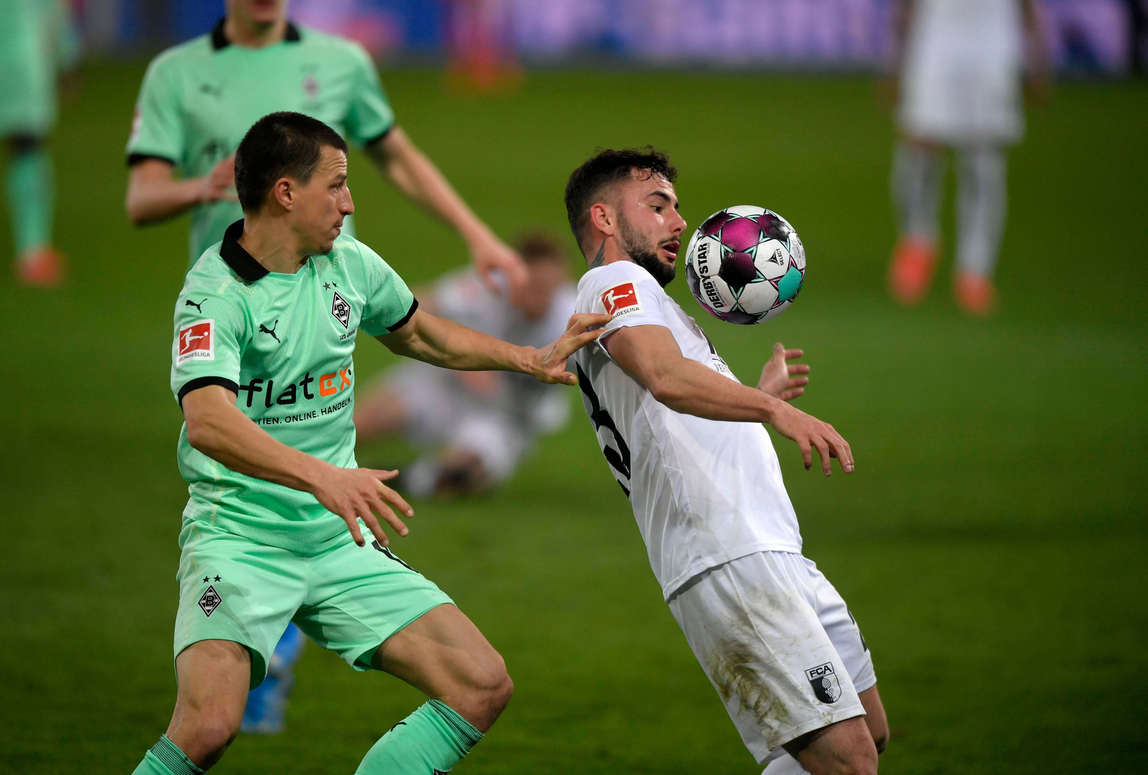 Stefan Lainer (l.) von Borussia Mönchengladbach und Marco Richter (r.), damals noch beim FC Augsburg unter Vertrag, hier am 12. März 2021 bei einem Bundesliga-Spiel ihrer jeweiligen Teams.