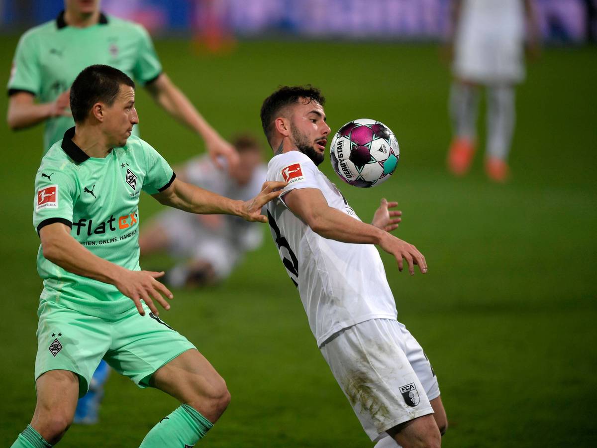 Stefan Lainer (l.) von Borussia Mönchengladbach und Marco Richter (r.), damals noch beim FC Augsburg unter Vertrag, hier am 12. März 2021 bei einem Bundesliga-Spiel ihrer jeweiligen Teams.
