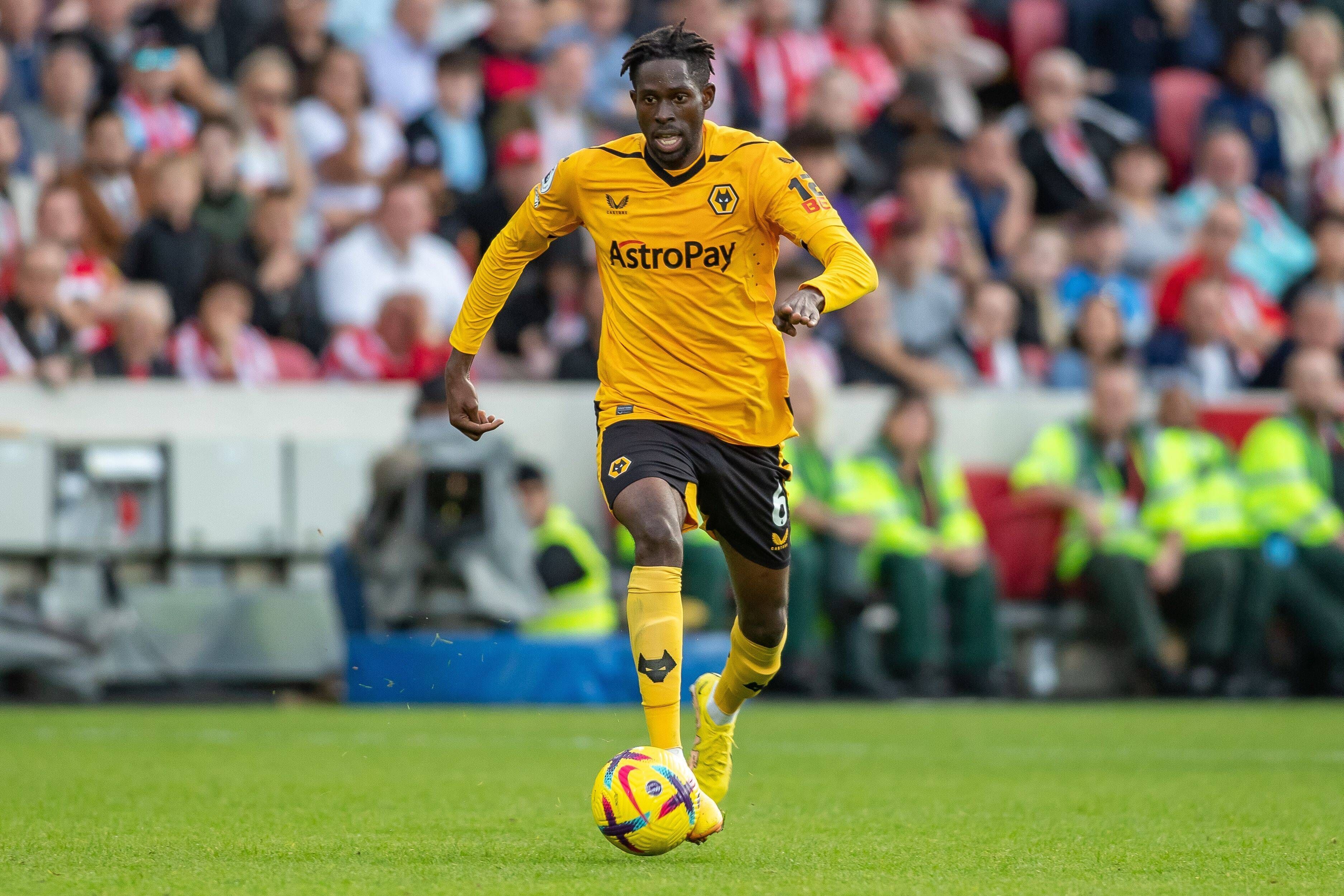 Boubacar Traoré von den Wolverhampton Wanderers, hier bei einem Match gegen den FC Brentfort am 29. Oktober 2023, soll angeblich auf der Wunschliste von Borussia Mönchengladbach stehen. Wird er der Nachfolger von Manu Koné?