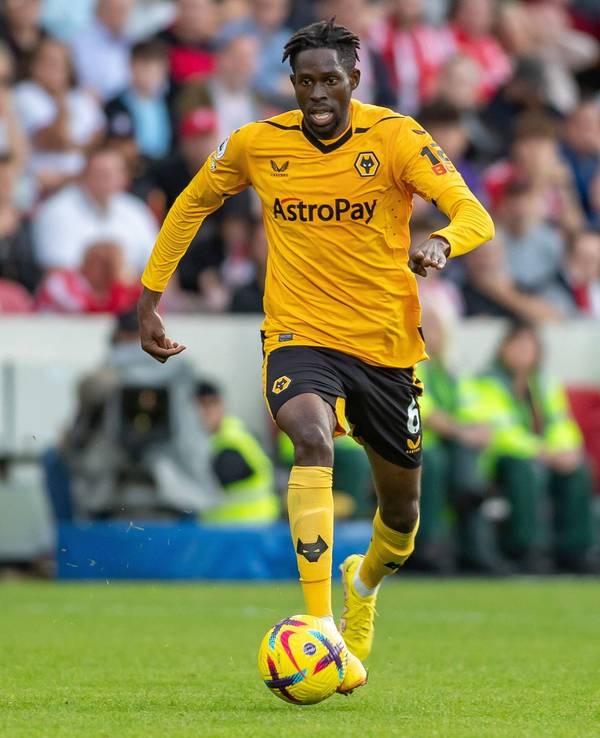 Boubacar Traoré von den Wolverhampton Wanderers, hier bei einem Match gegen den FC Brentfort am 29. Oktober 2023, soll angeblich auf der Wunschliste von Borussia Mönchengladbach stehen. Wird er der Nachfolger von Manu Koné?