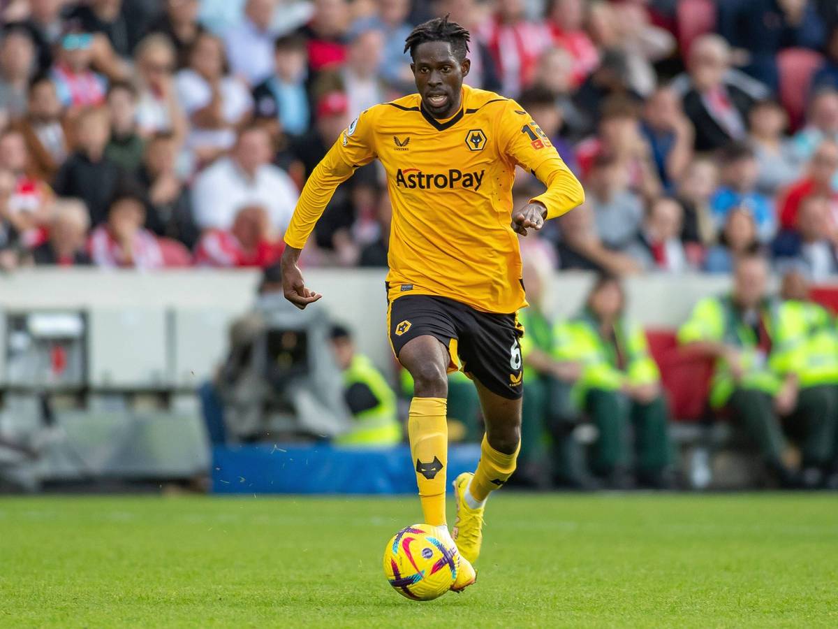 Boubacar Traoré von den Wolverhampton Wanderers, hier bei einem Match gegen den FC Brentfort am 29. Oktober 2023, soll angeblich auf der Wunschliste von Borussia Mönchengladbach stehen. Wird er der Nachfolger von Manu Koné?