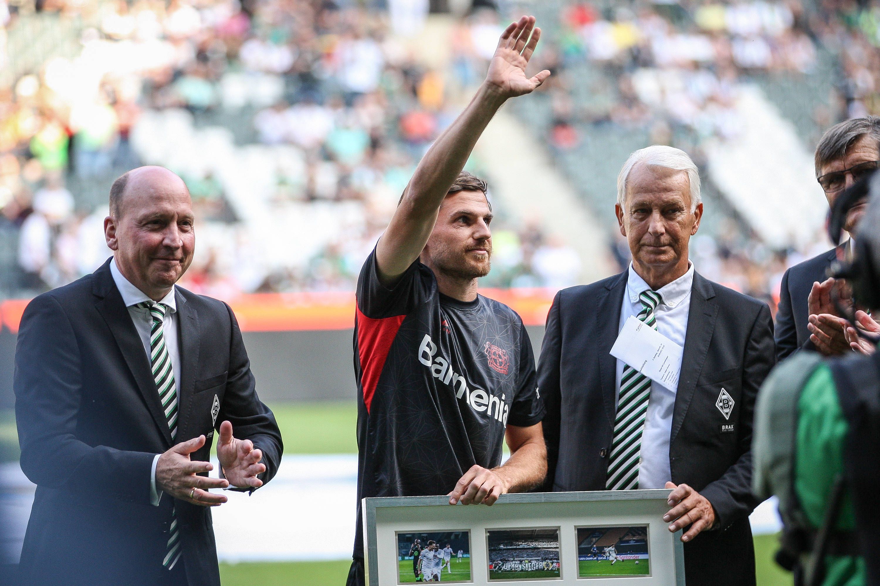 Jonas Hofmann (Mitte) wurde vor dem Bundesliga-Spiel zwischen Borussia Mönchengladbach und Bayer 04 Leverkusen verabschiedet und dabei lautstark von den VfL-Fans ausgepfiffen.