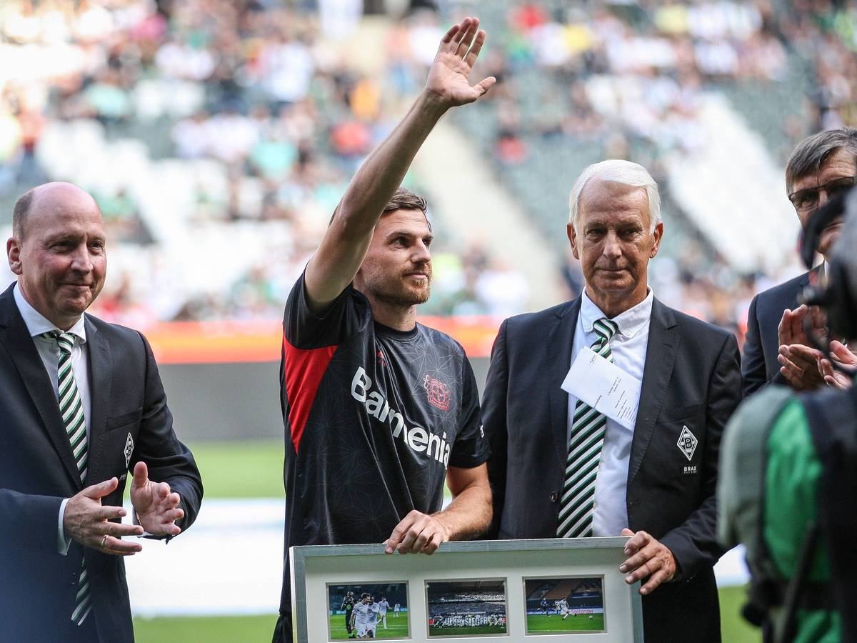 Jonas Hofmann (Mitte) wurde vor dem Bundesliga-Spiel zwischen Borussia Mönchengladbach und Bayer 04 Leverkusen verabschiedet und dabei lautstark von den VfL-Fans ausgepfiffen.