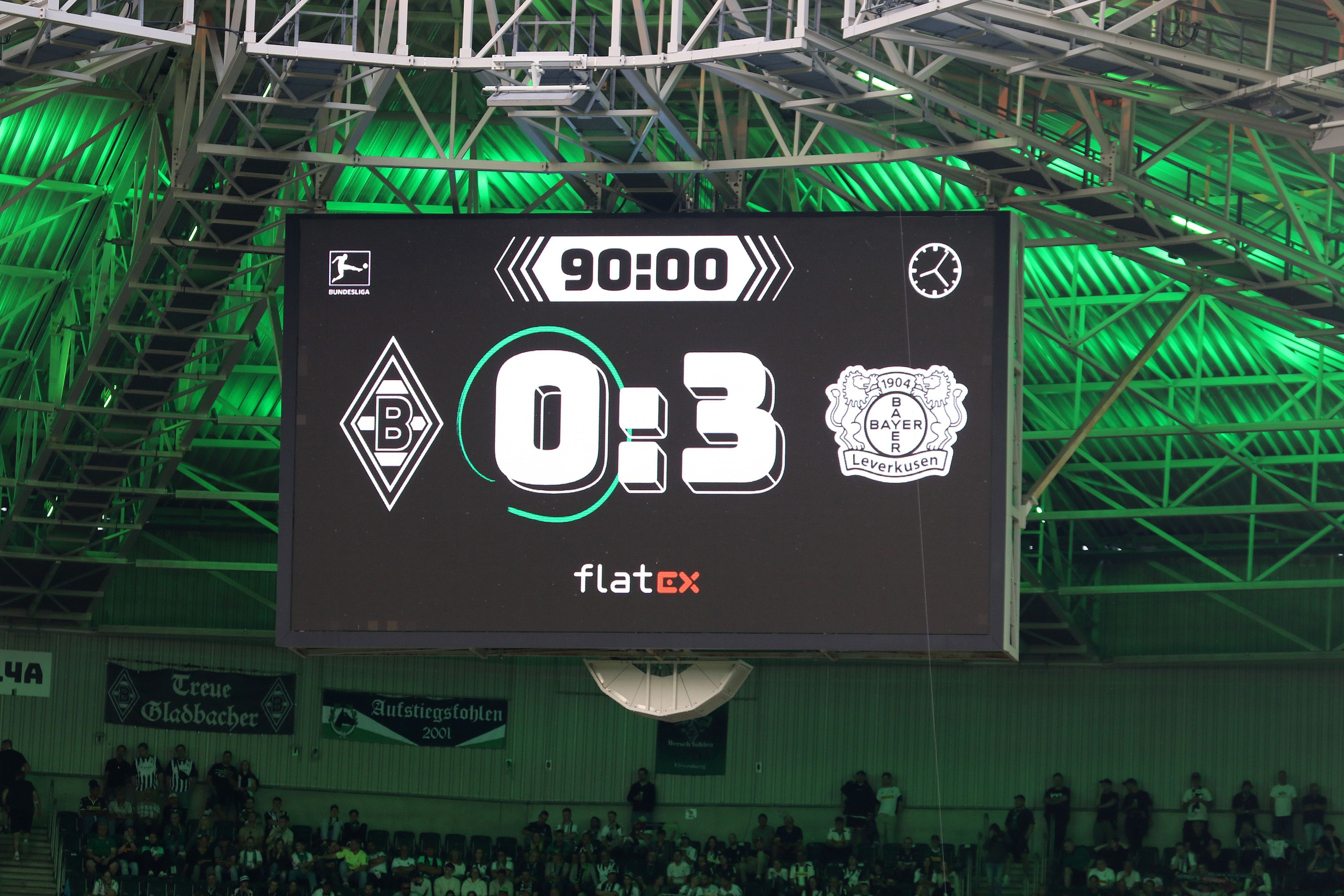 Borussia Mönchengladbach hat am Samstagabend (26. August 2023) 0:3 gegen Bayer 04 Leverkusen verloren –  wie hier zu sehen auf der Anzeigetafel im Stadion nach Spielende.