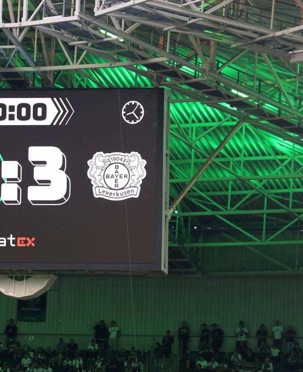 Borussia Mönchengladbach hat am Samstagabend (26. August 2023) 0:3 gegen Bayer 04 Leverkusen verloren – wie hier zu sehen auf der Anzeigetafel im Stadion nach Spielende.
