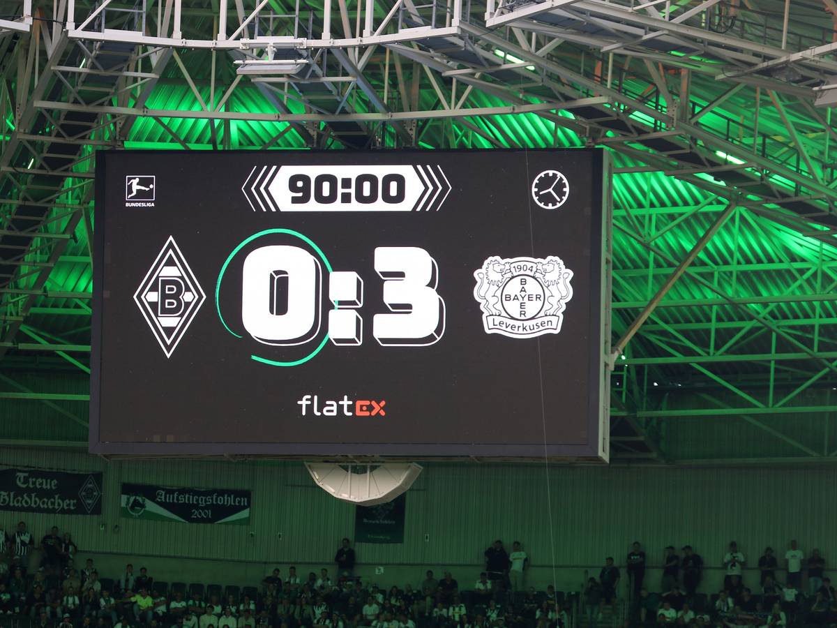 Borussia Mönchengladbach hat am Samstagabend (26. August 2023) 0:3 gegen Bayer 04 Leverkusen verloren – wie hier zu sehen auf der Anzeigetafel im Stadion nach Spielende.