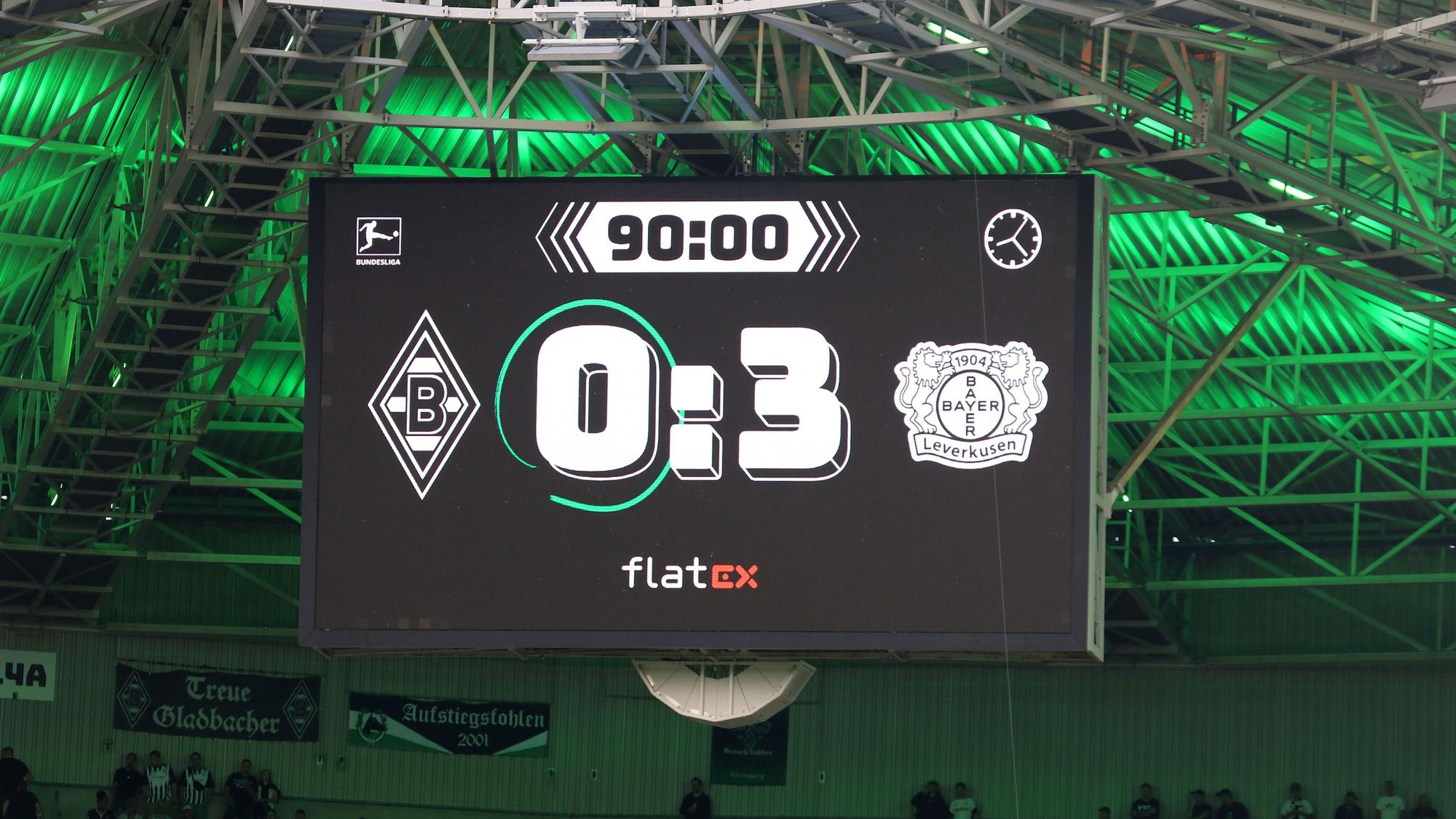 Borussia Mönchengladbach hat am Samstagabend (26. August 2023) 0:3 gegen Bayer 04 Leverkusen verloren – wie hier zu sehen auf der Anzeigetafel im Stadion nach Spielende.
