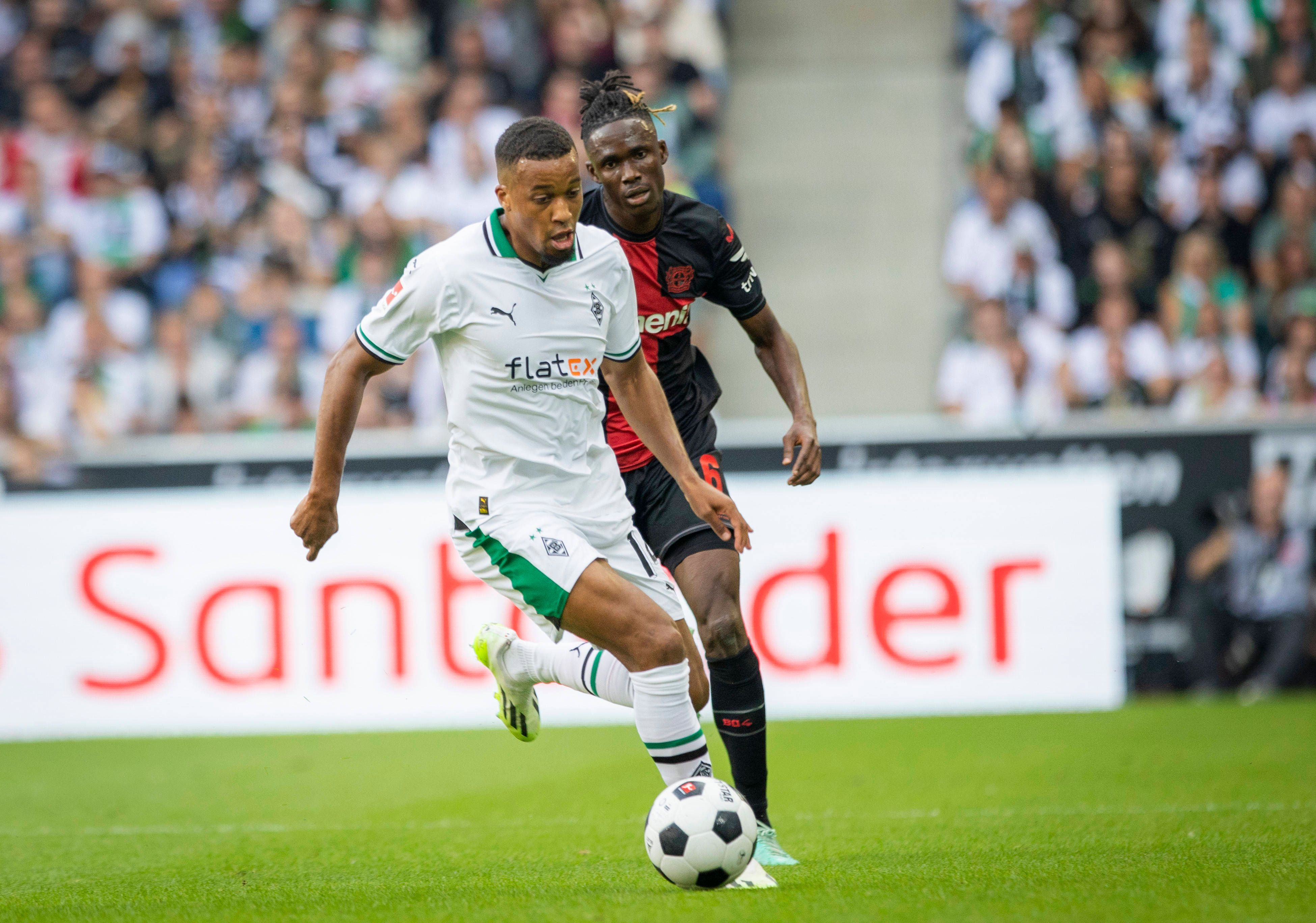 Borussia Mönchengladbach hat am Samstag (26. August 2023) 0:3 gegen Bayer Leverkusen verloren. Das Foto zeigt Gladbachs Alassane Plea im Duell mit Leverkusens Odilon Kossounou.