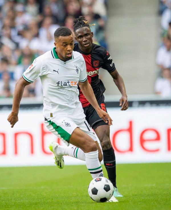 Borussia Mönchengladbach hat am Samstag (26. August 2023) 0:3 gegen Bayer Leverkusen verloren. Das Foto zeigt Gladbachs Alassane Plea im Duell mit Leverkusens Odilon Kossounou.