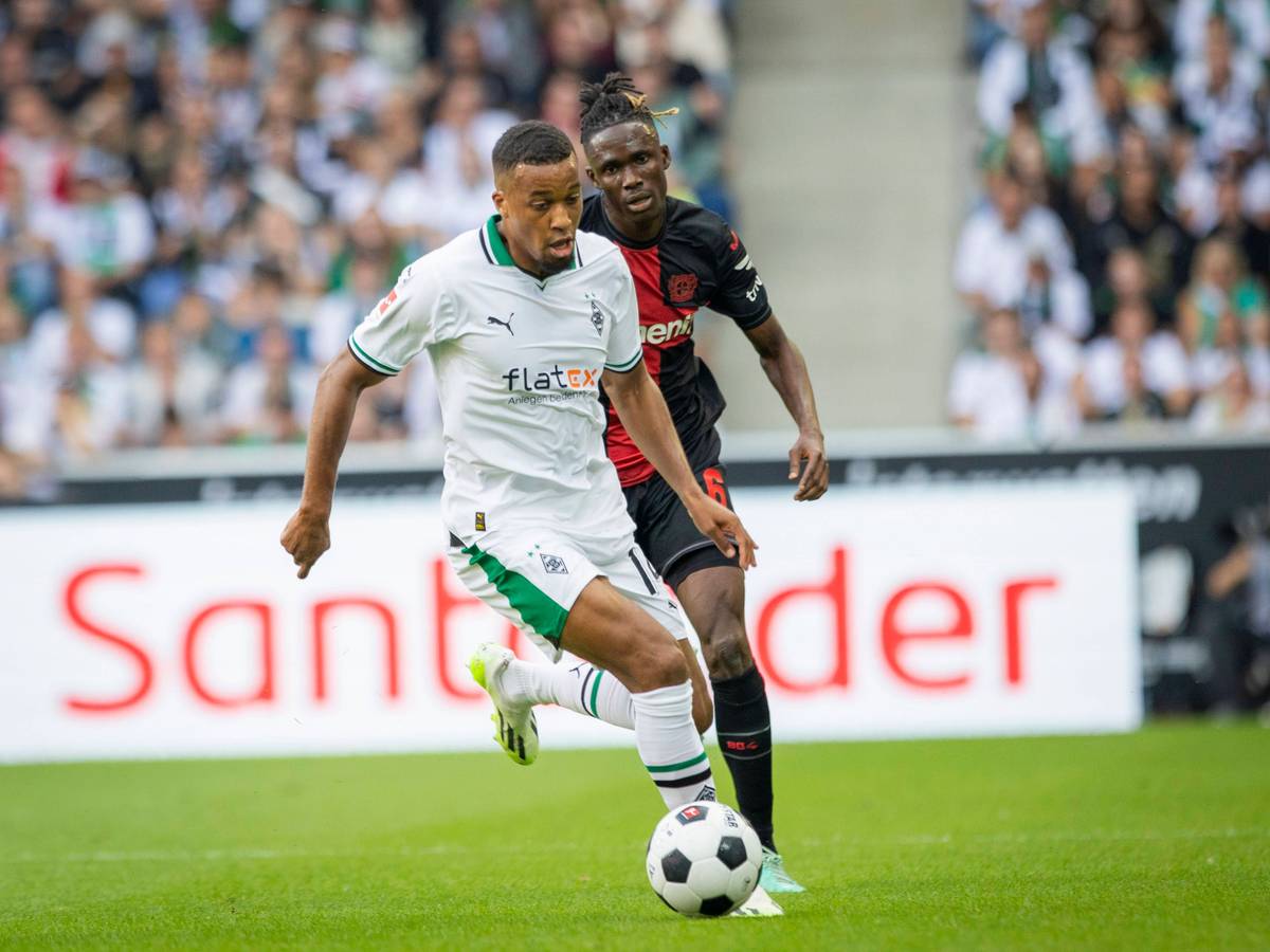 Borussia Mönchengladbach hat am Samstag (26. August 2023) 0:3 gegen Bayer Leverkusen verloren. Das Foto zeigt Gladbachs Alassane Plea im Duell mit Leverkusens Odilon Kossounou.
