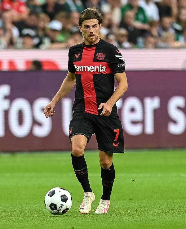 Jonas Hofmann von Bayer Leverkusen am 26. August 2023 im Spiel gegen Borussia Mönchengladbach bei seiner Rückkehr in den Borussia-Park am Ball.