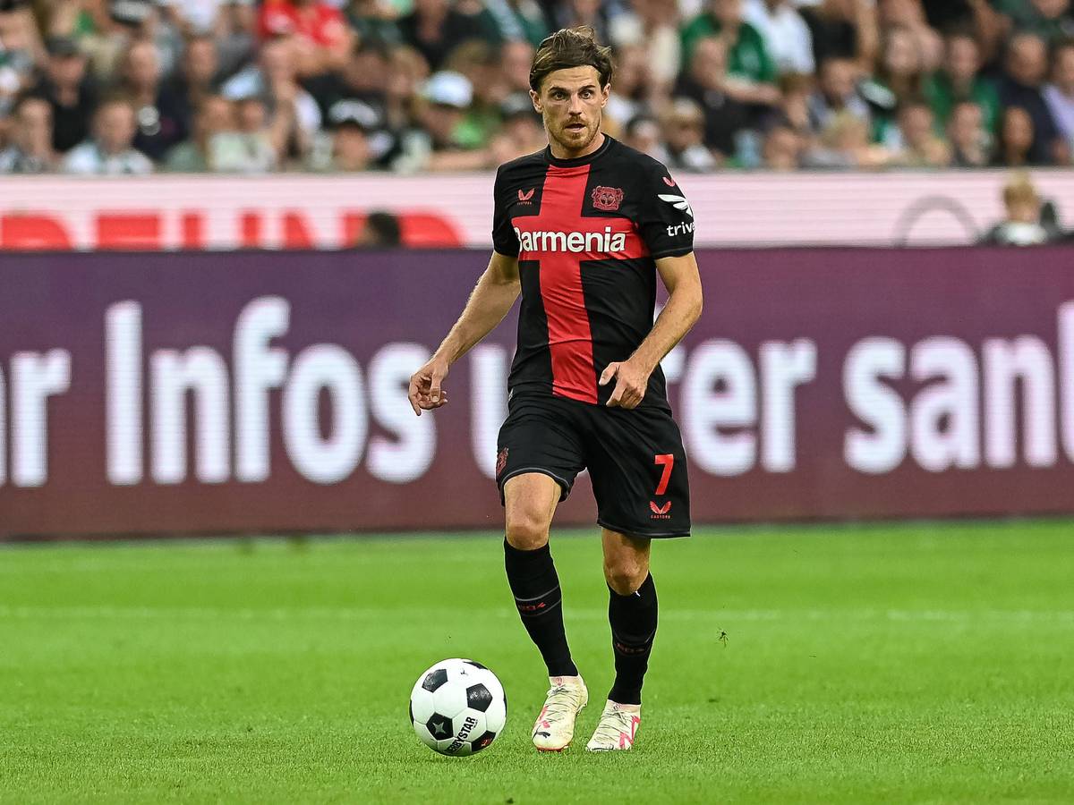 Jonas Hofmann von Bayer Leverkusen am 26. August 2023 im Spiel gegen Borussia Mönchengladbach bei seiner Rückkehr in den Borussia-Park am Ball.