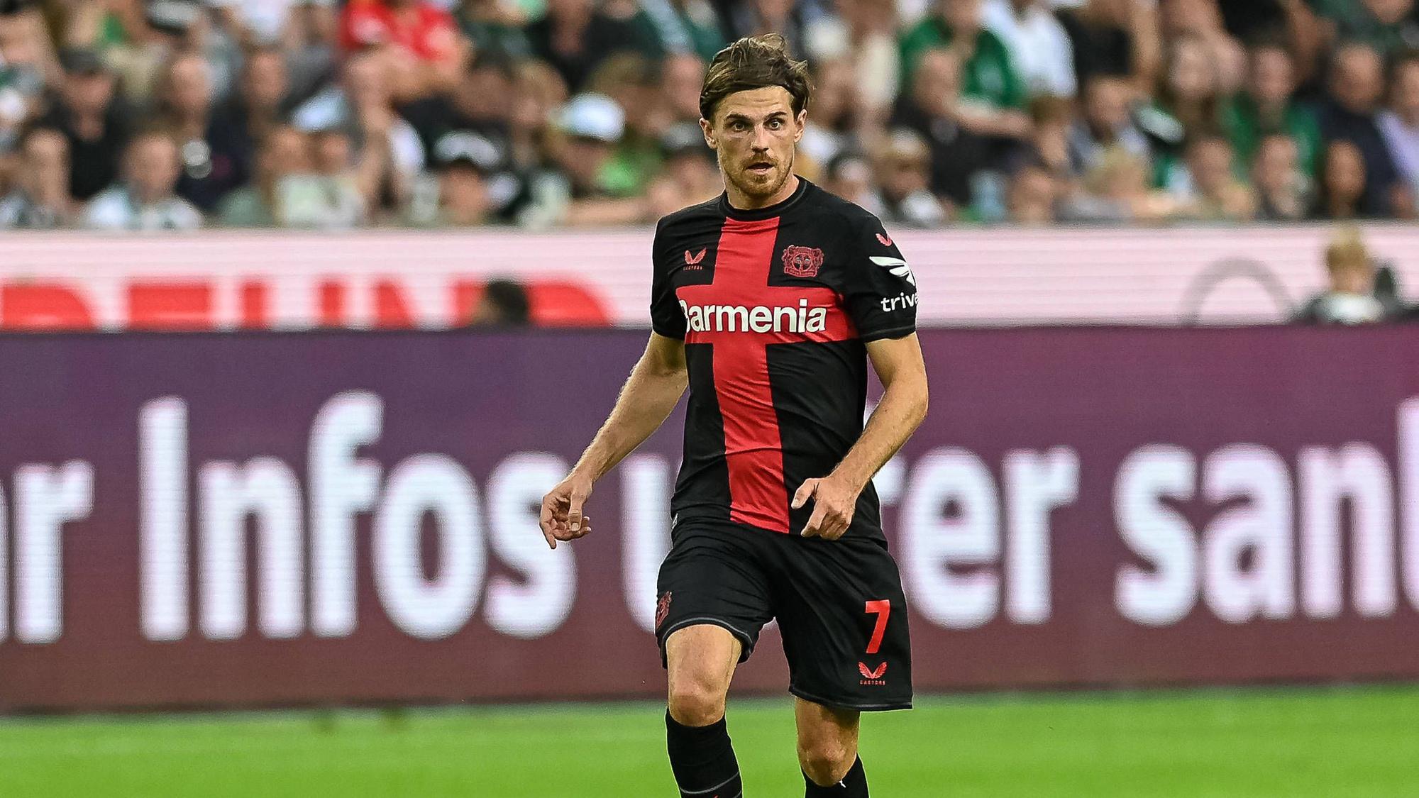 Jonas Hofmann von Bayer Leverkusen am 26. August 2023 im Spiel gegen Borussia Mönchengladbach bei seiner Rückkehr in den Borussia-Park am Ball.