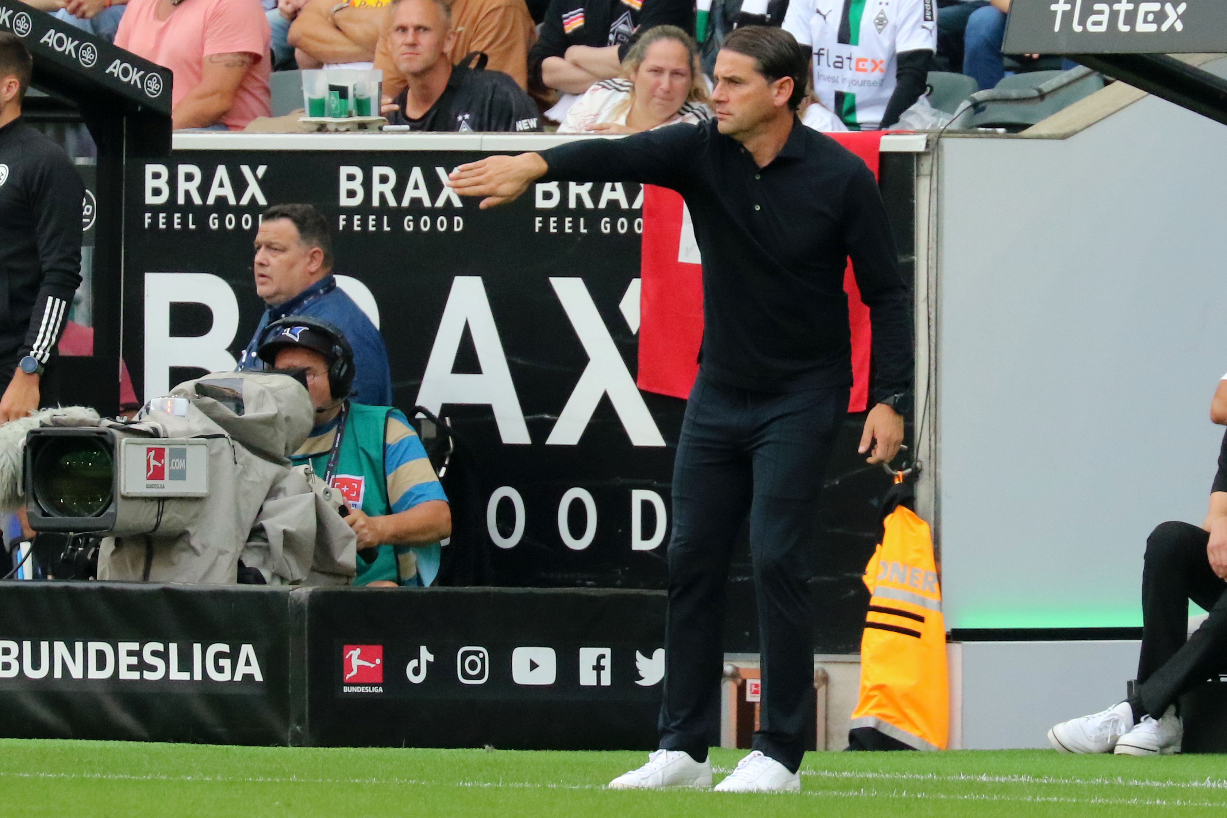 Gerardo Seoane sah in seinem ersten Heimspiel als Trainer von Borussia Mönchengladbach am Samstag (26. August 2023) eine herbe 0:3-Niederlage gegen Bayer Leverkusen. Das Foto zeigt ihn an der Seitenlinie stehend.