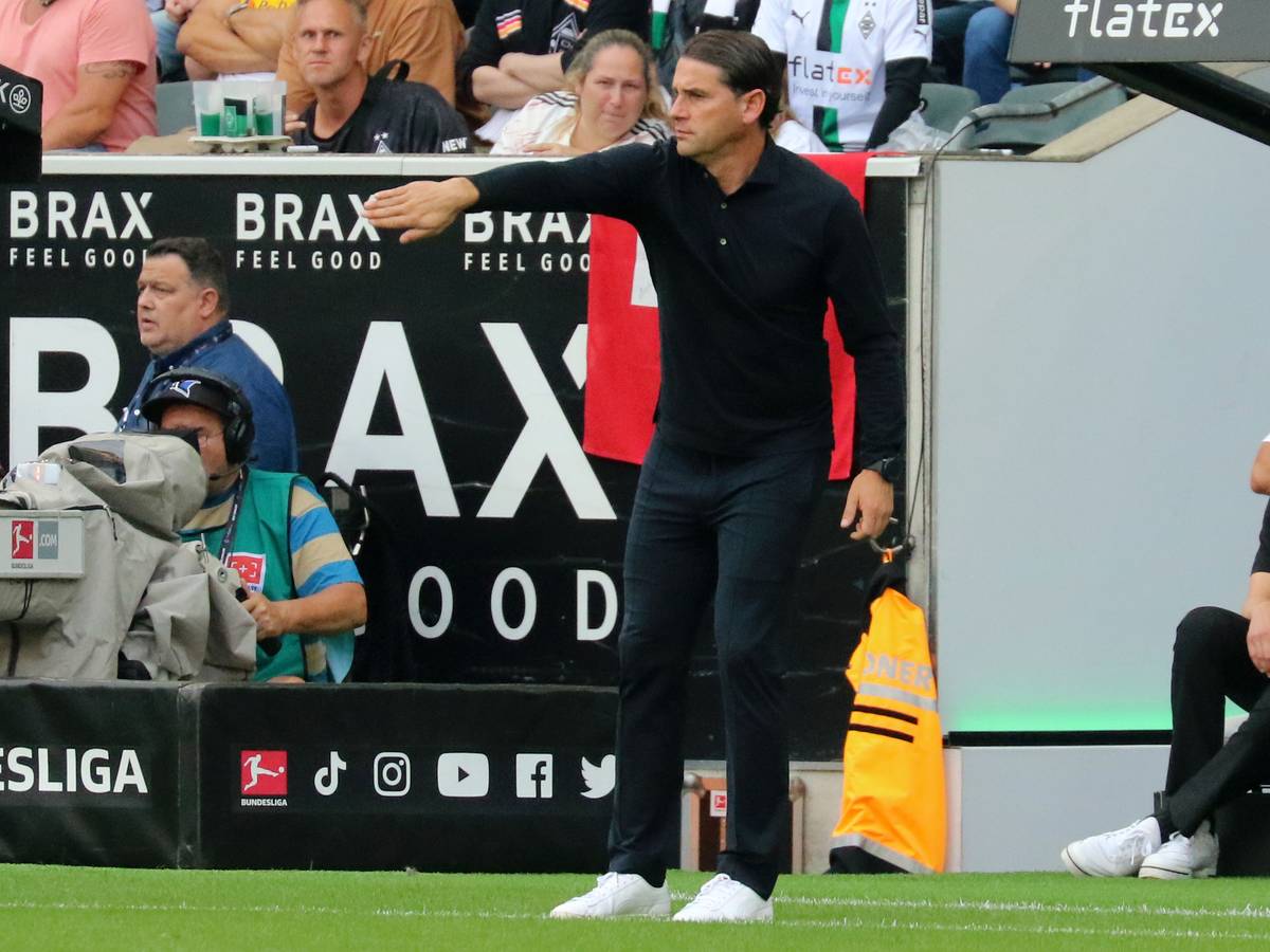 Gerardo Seoane sah in seinem ersten Heimspiel als Trainer von Borussia Mönchengladbach am Samstag (26. August 2023) eine herbe 0:3-Niederlage gegen Bayer Leverkusen. Das Foto zeigt ihn an der Seitenlinie stehend.
