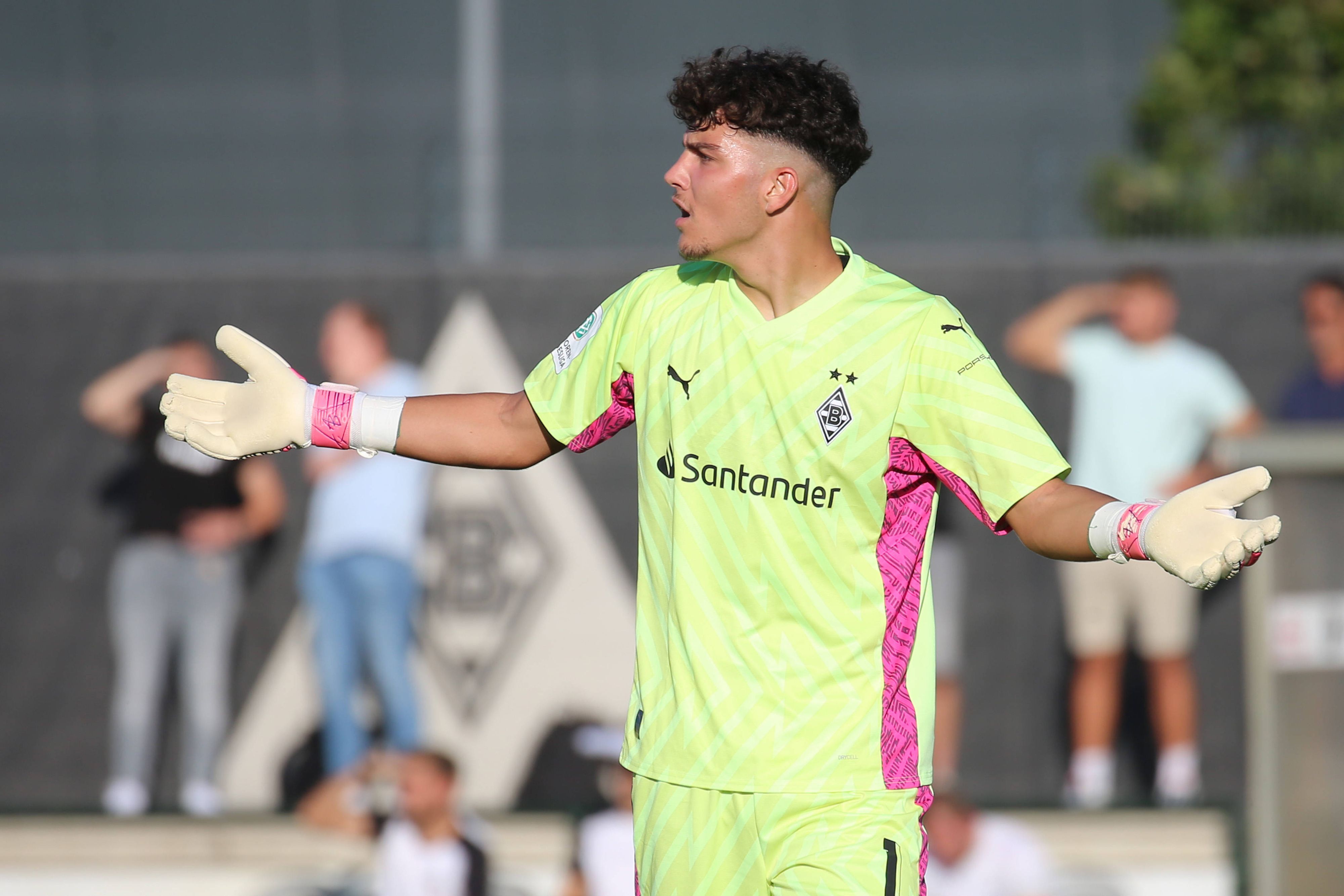 Tiago Pereira Cardoso von Borussia Mönchengladbach gestikuliert am 23. August 2023 beim Spiel gegen die U19 von Fortuna Düsseldorf.