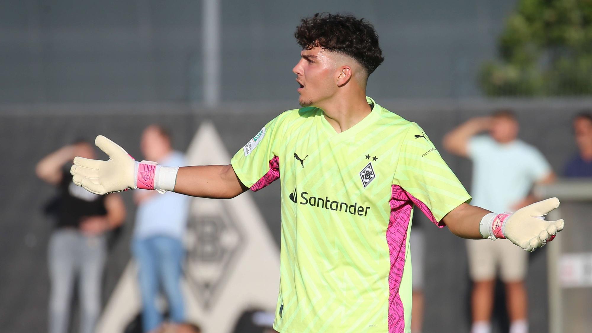Tiago Pereira Cardoso von Borussia Mönchengladbach gestikuliert am 23. August 2023 beim Spiel gegen die U19 von Fortuna Düsseldorf.