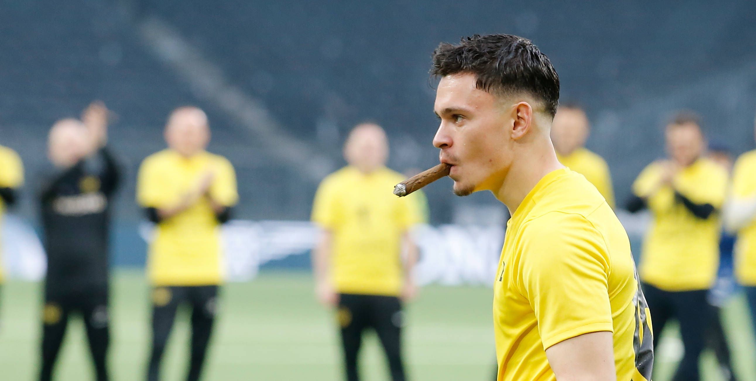 Fabian Rieder raucht am 30. April 2023 eine Zigarre nach der Meisterschaft der Young Boys Bern.