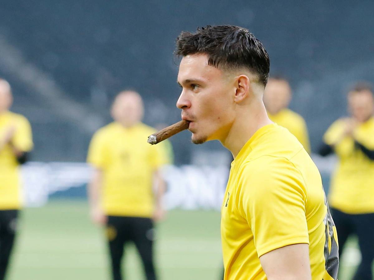Fabian Rieder raucht am 30. April 2023 eine Zigarre nach der Meisterschaft der Young Boys Bern.