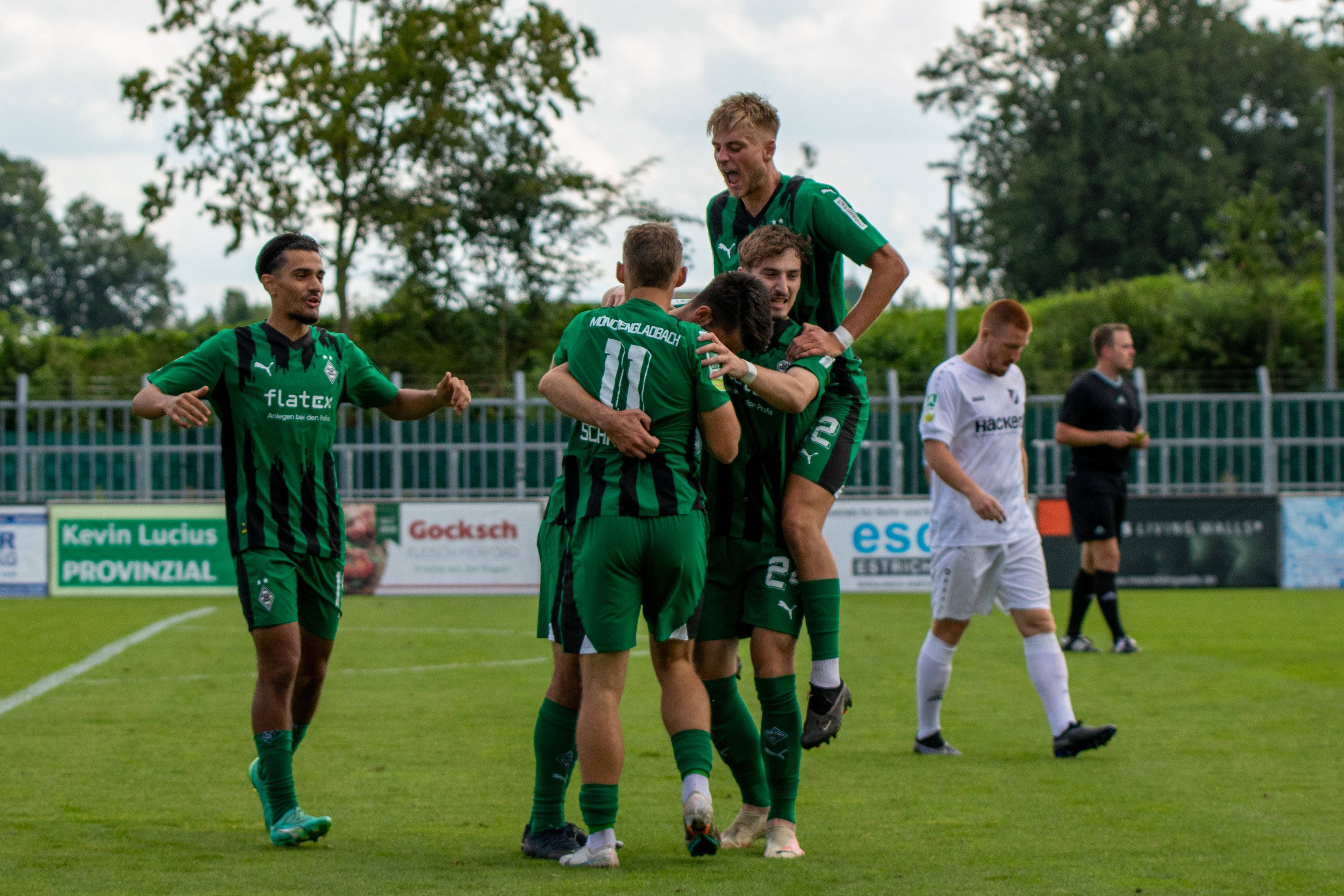 Die Spieler der U23 von Borussia Mönchengladbach bejubeln im Spiel gegen Rödinghausen am 26. August 2023 einen Treffer von Mika Schroers (Nummer elf).
