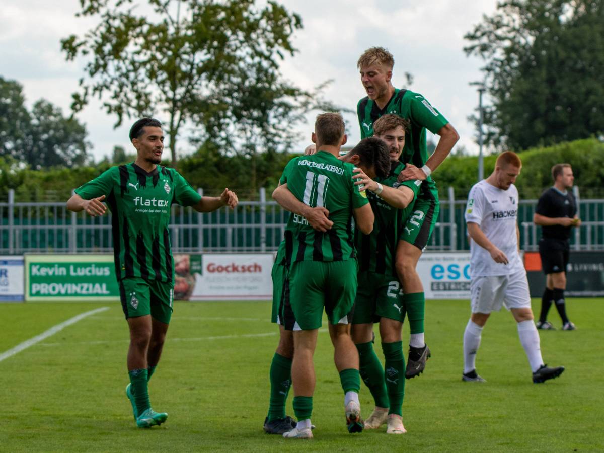 Die Spieler der U23 von Borussia Mönchengladbach bejubeln im Spiel gegen Rödinghausen am 26. August 2023 einen Treffer von Mika Schroers (Nummer elf).