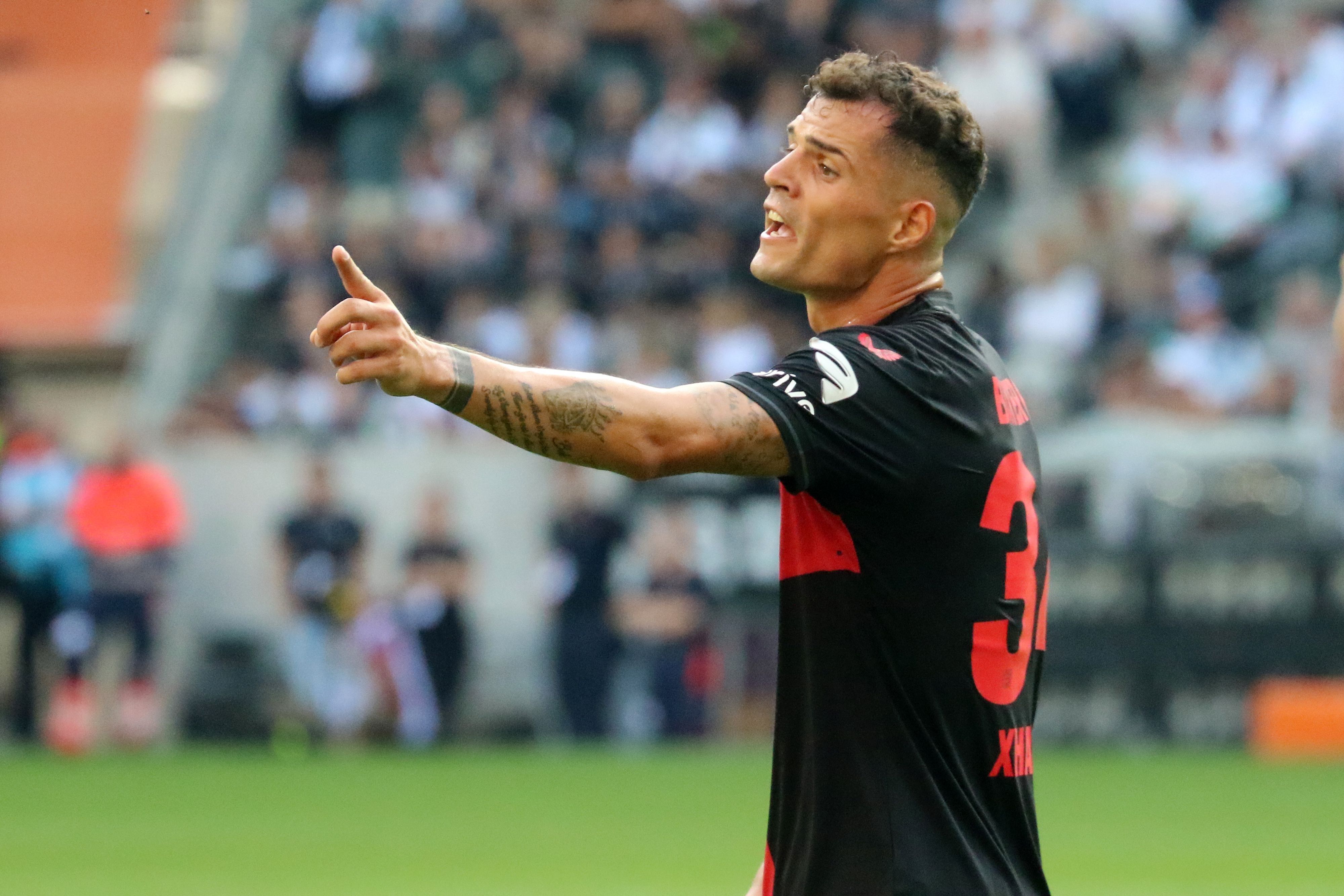 Granit Xhaka streckt im Spiel von Bayer Leverkusen bei Borussia Mönchengladbach am 26. August 2023 den Zeigefinger raus.