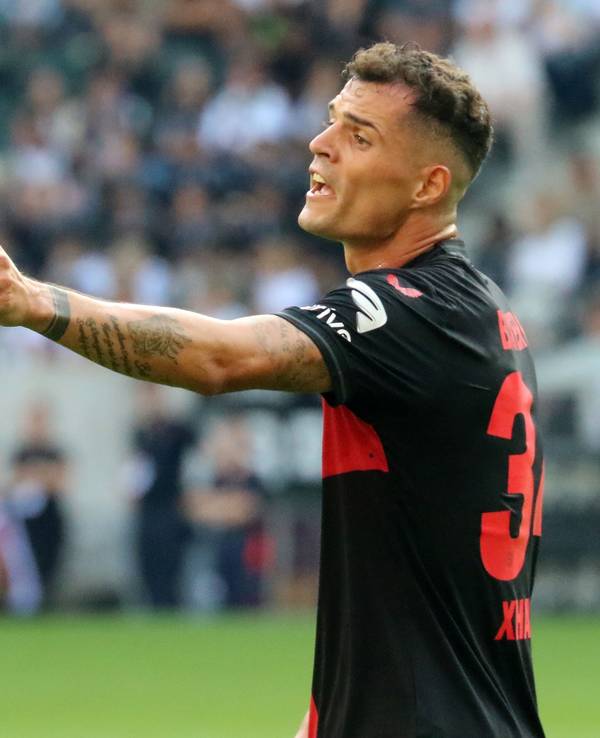 Granit Xhaka streckt im Spiel von Bayer Leverkusen bei Borussia Mönchengladbach am 26. August 2023 den Zeigefinger raus.