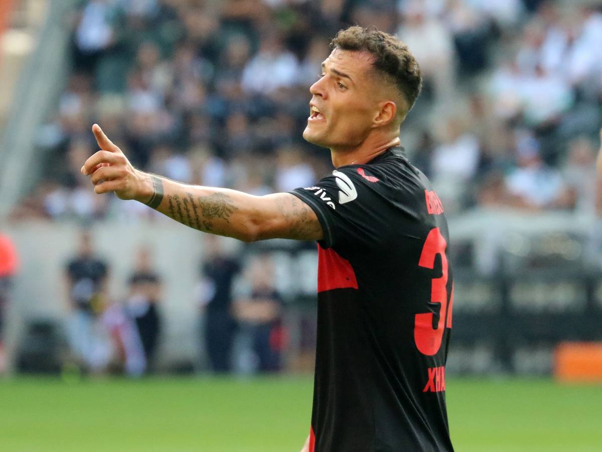 Granit Xhaka streckt im Spiel von Bayer Leverkusen bei Borussia Mönchengladbach am 26. August 2023 den Zeigefinger raus.