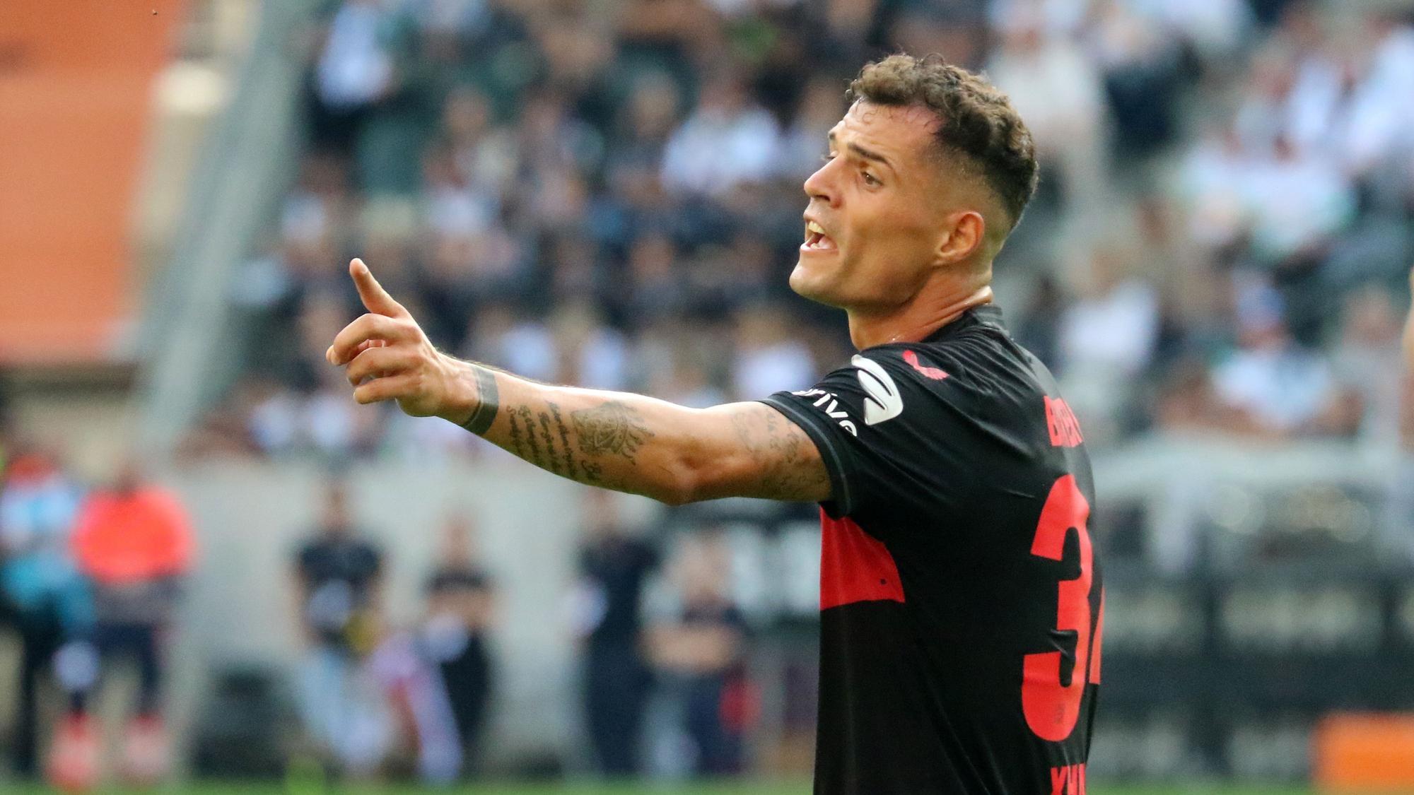 Granit Xhaka streckt im Spiel von Bayer Leverkusen bei Borussia Mönchengladbach am 26. August 2023 den Zeigefinger raus.