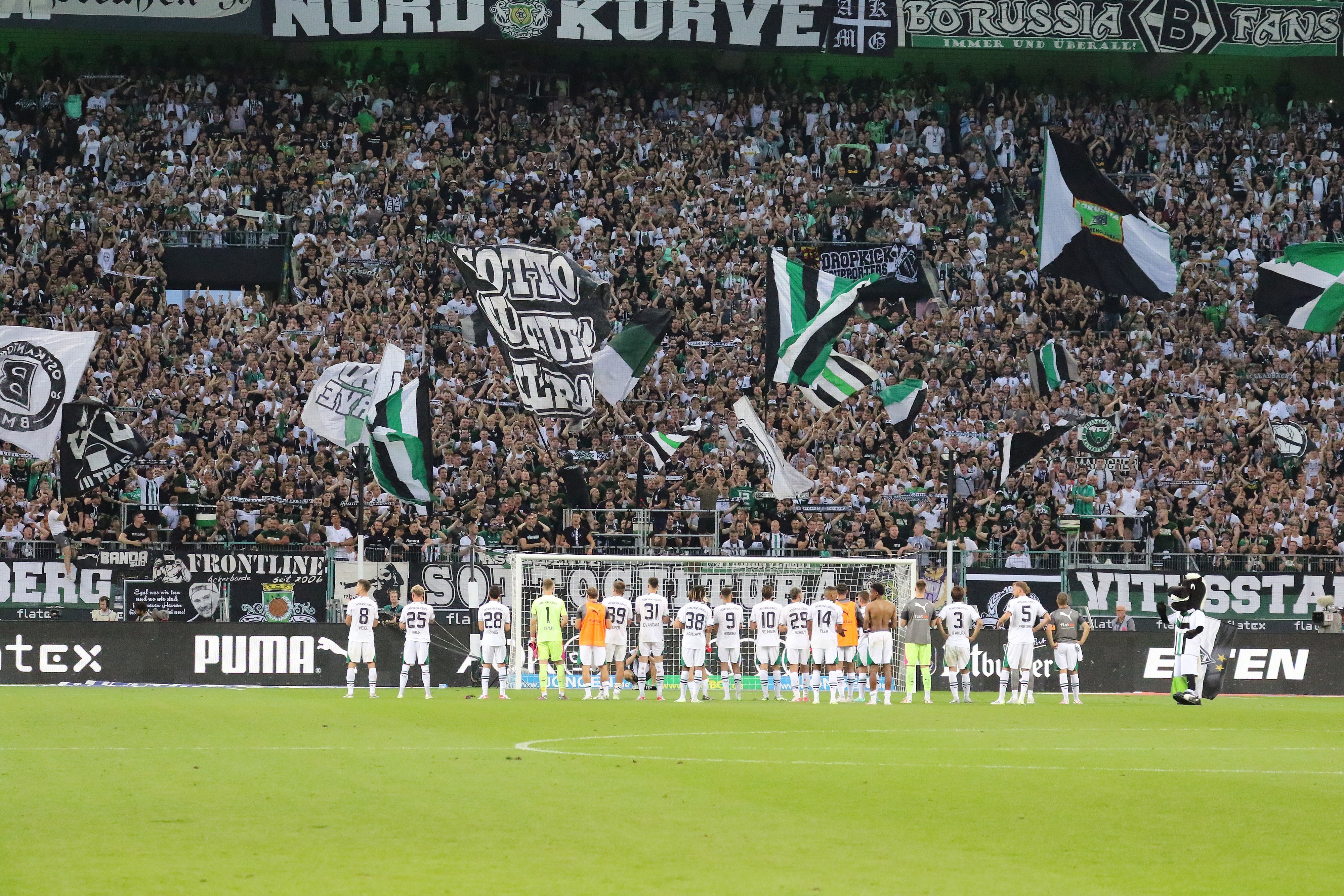Die Fans von Borussia Mönchengladbach zeigten sich nach der 0:3-Niederlage von Borussia Mönchengladbach gegen Bayer Leverkusen am Samstag (26. August 2023) empathisch. Sie bauten das Team mit lautstarken Gesängen wieder auf. Das Foto zeigt die Spieler vor der Nordkurve.