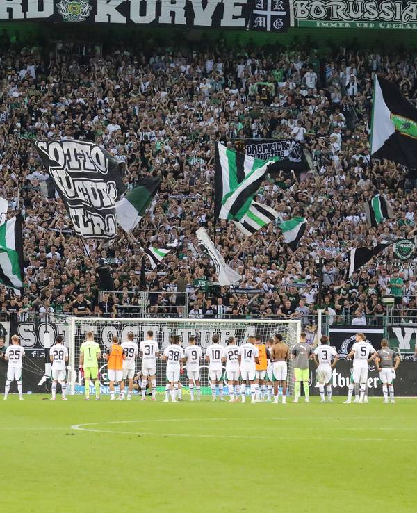 Die Fans von Borussia Mönchengladbach zeigten sich nach der 0:3-Niederlage von Borussia Mönchengladbach gegen Bayer Leverkusen am Samstag (26. August 2023) empathisch. Sie bauten das Team mit lautstarken Gesängen wieder auf. Das Foto zeigt die Spieler vor der Nordkurve.