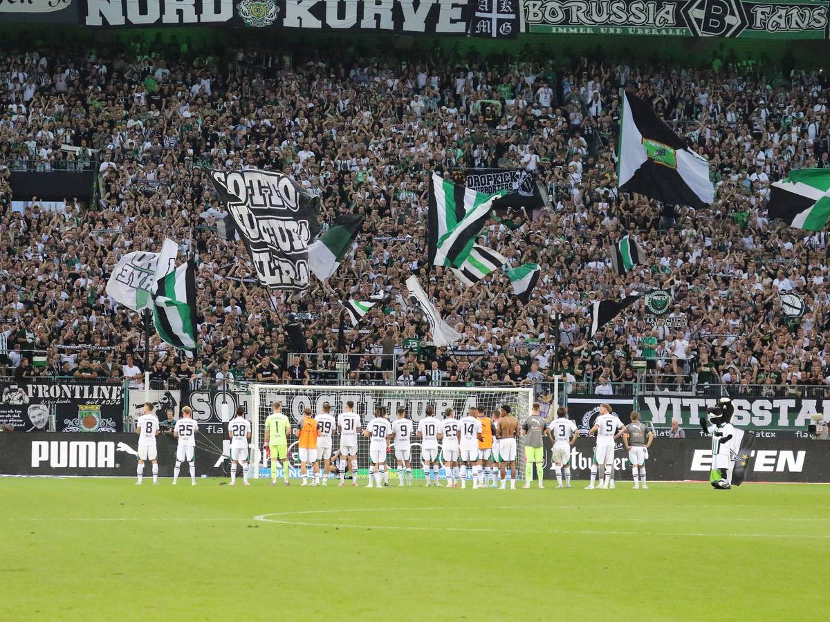 Die Fans von Borussia Mönchengladbach zeigten sich nach der 0:3-Niederlage von Borussia Mönchengladbach gegen Bayer Leverkusen am Samstag (26. August 2023) empathisch. Sie bauten das Team mit lautstarken Gesängen wieder auf. Das Foto zeigt die Spieler vor der Nordkurve.