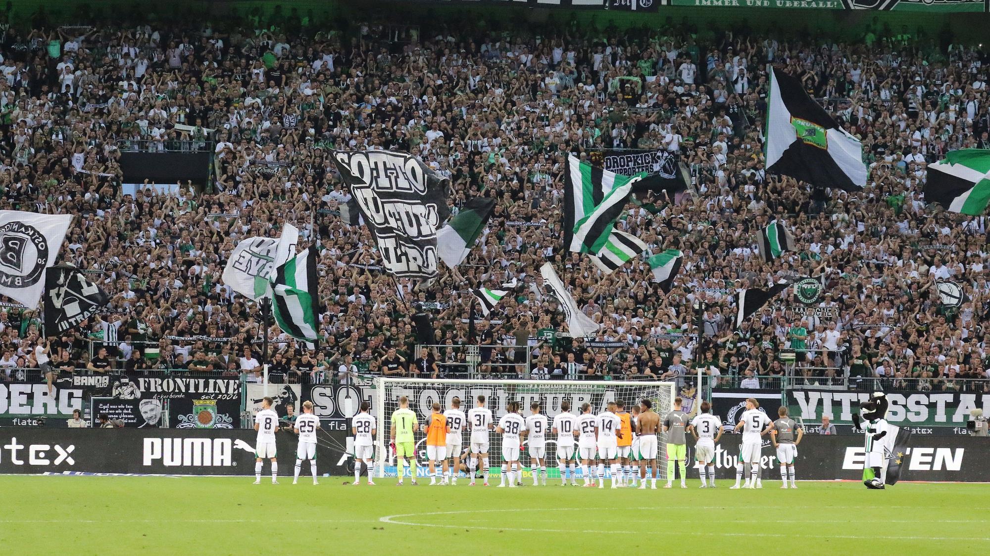 Die Fans von Borussia Mönchengladbach zeigten sich nach der 0:3-Niederlage von Borussia Mönchengladbach gegen Bayer Leverkusen am Samstag (26. August 2023) empathisch. Sie bauten das Team mit lautstarken Gesängen wieder auf. Das Foto zeigt die Spieler vor der Nordkurve.