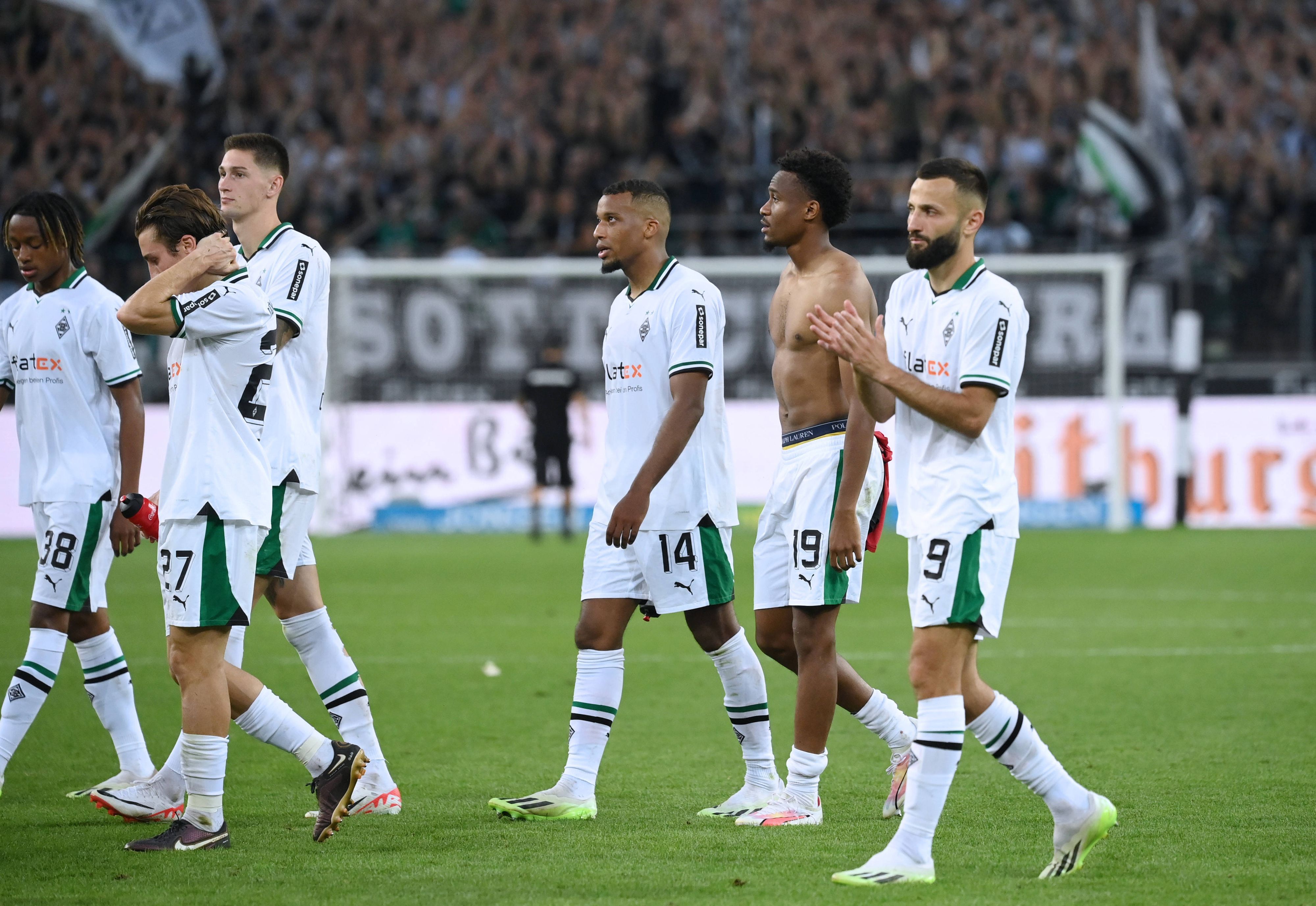 Franck Honorat (r.) und seine Teamkollegen bei Borussia Mönchengladbach applaudieren den Gladbach-Fans nach dem Heimspiel gegen Bayer Leverkusen am 26. August 2023.