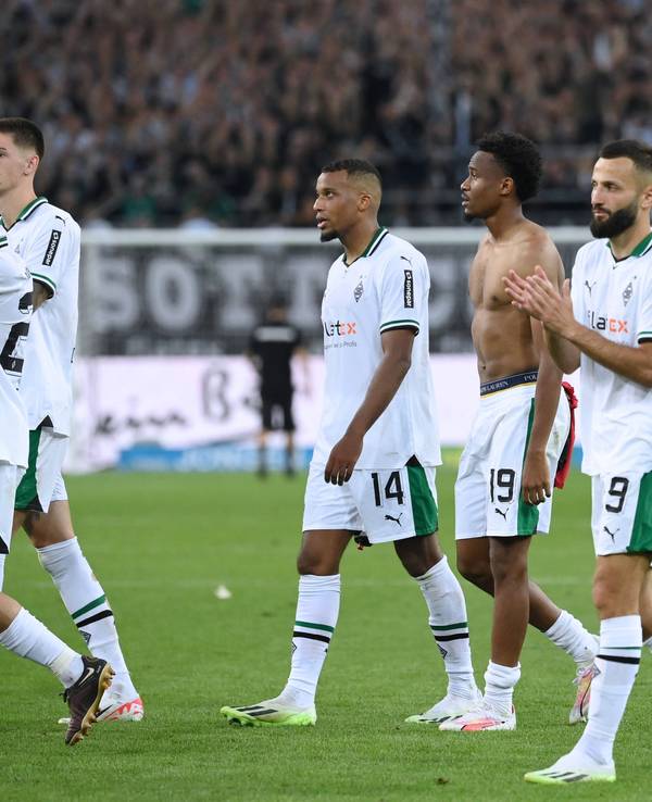 Franck Honorat (r.) und seine Teamkollegen bei Borussia Mönchengladbach applaudieren den Gladbach-Fans nach dem Heimspiel gegen Bayer Leverkusen am 26. August 2023.