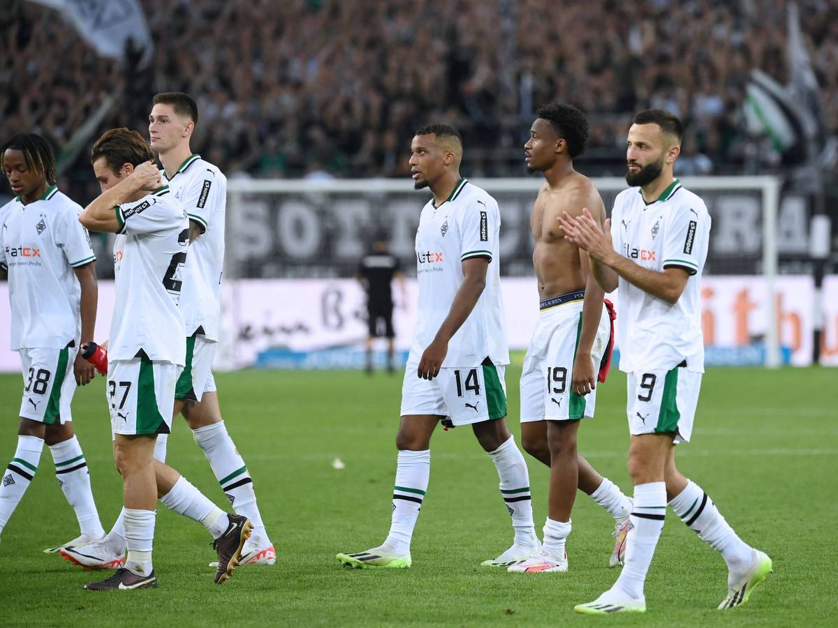 Franck Honorat (r.) und seine Teamkollegen bei Borussia Mönchengladbach applaudieren den Gladbach-Fans nach dem Heimspiel gegen Bayer Leverkusen am 26. August 2023.