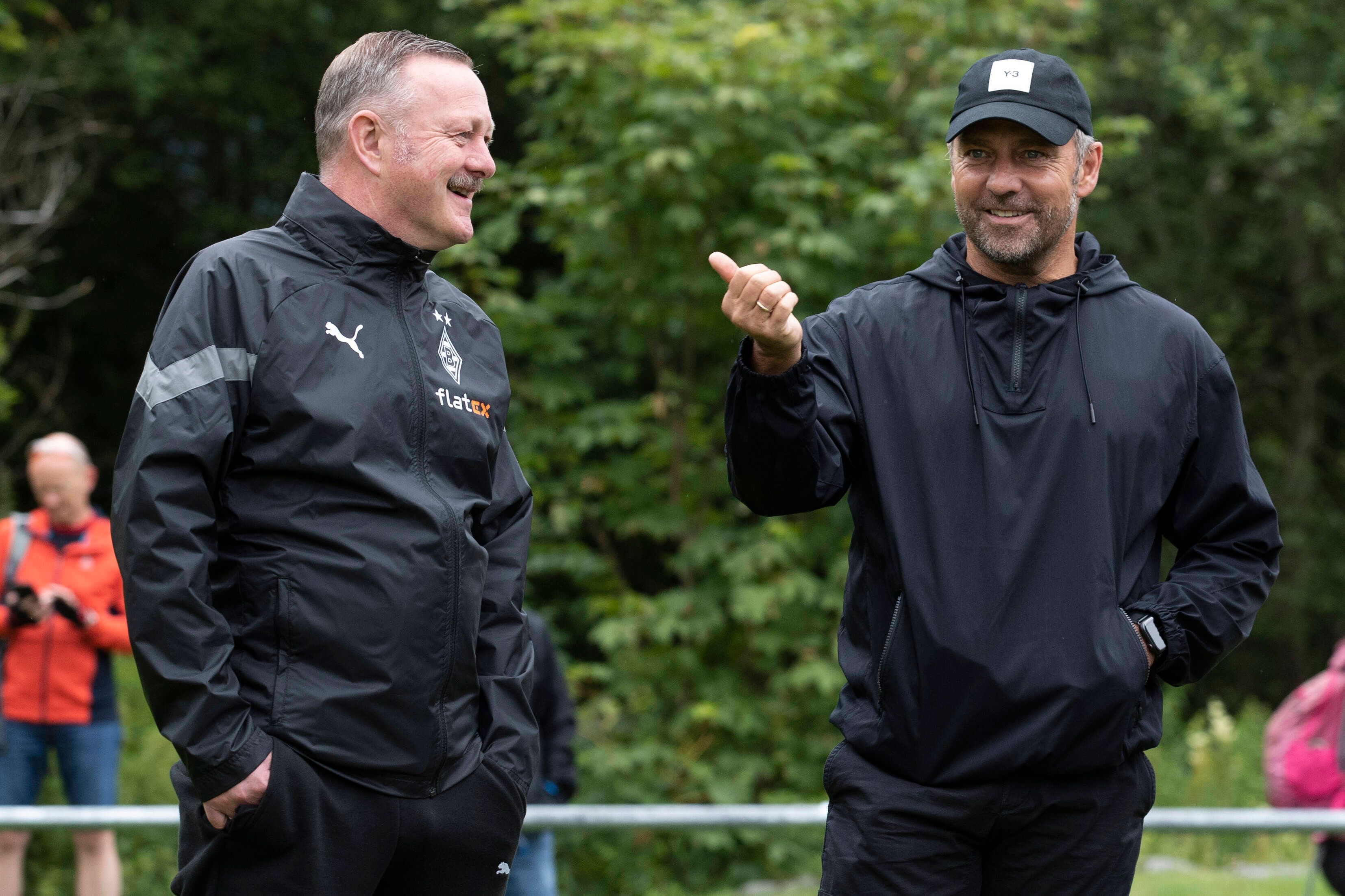 Roland Virkus (l.), Manager von Borussia Mönchengladbach, unterhält sich am 7. Juli 2022 mit Bundestrainer Hansi Flick.