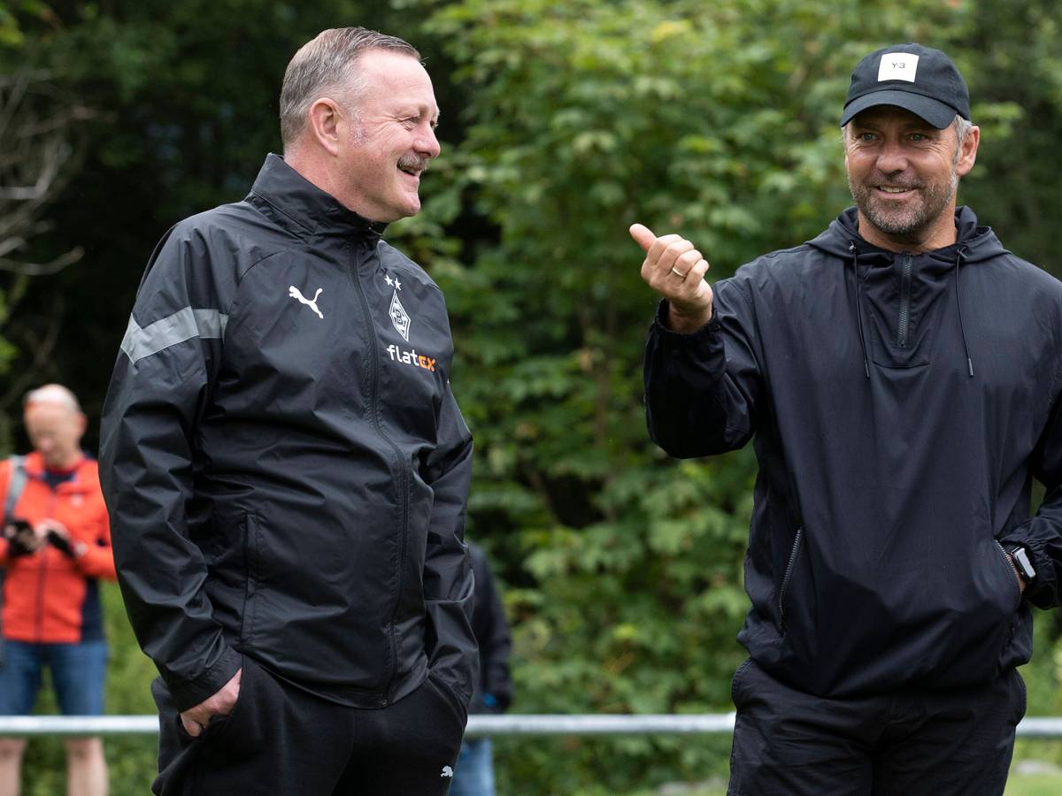 Roland Virkus (l.), Manager von Borussia Mönchengladbach, unterhält sich am 7. Juli 2022 mit Bundestrainer Hansi Flick.