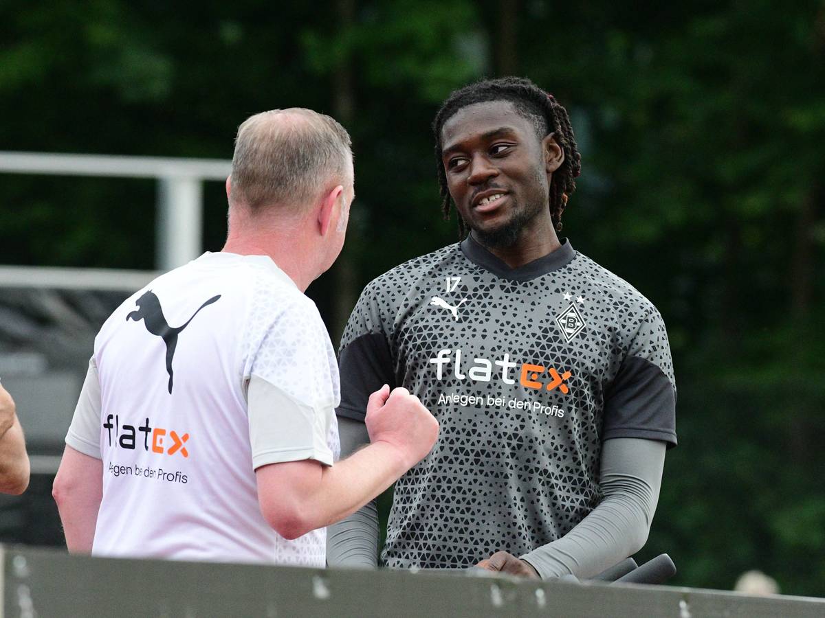 Manu Koné (r.) unterhält sich im Tegernsee-Trainingslager von Borussia Mönchengladbach am 23. Juli 2023 mit Roland Virkus.