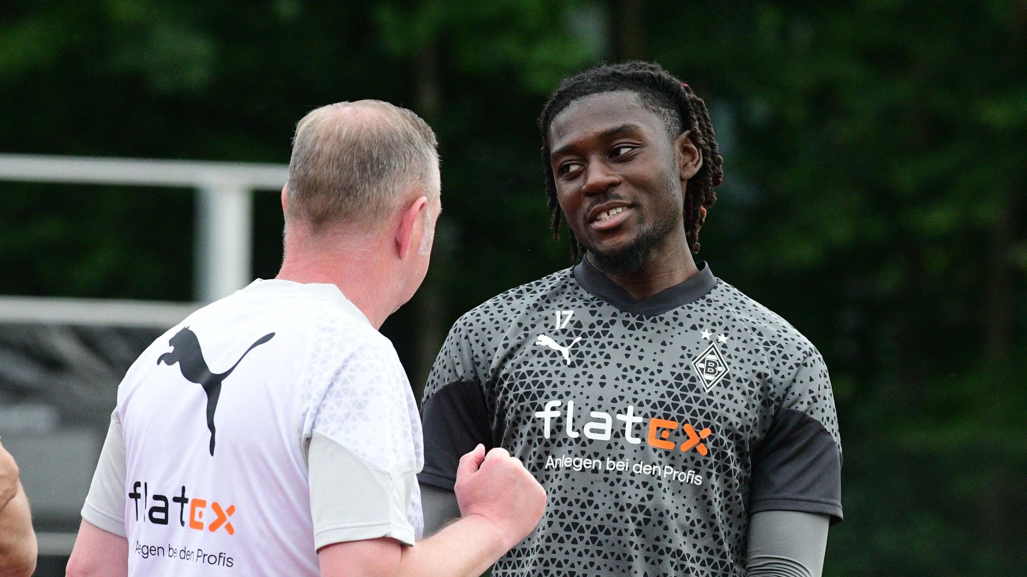Manu Koné (r.) unterhält sich im Tegernsee-Trainingslager von Borussia Mönchengladbach am 23. Juli 2023 mit Roland Virkus.