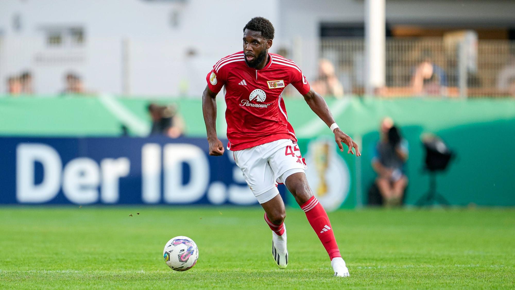 Jordan Siebatcheu von Union Berlin legt sich im DFB-Pokalspiel am 13. August 2023 den Ball vor.