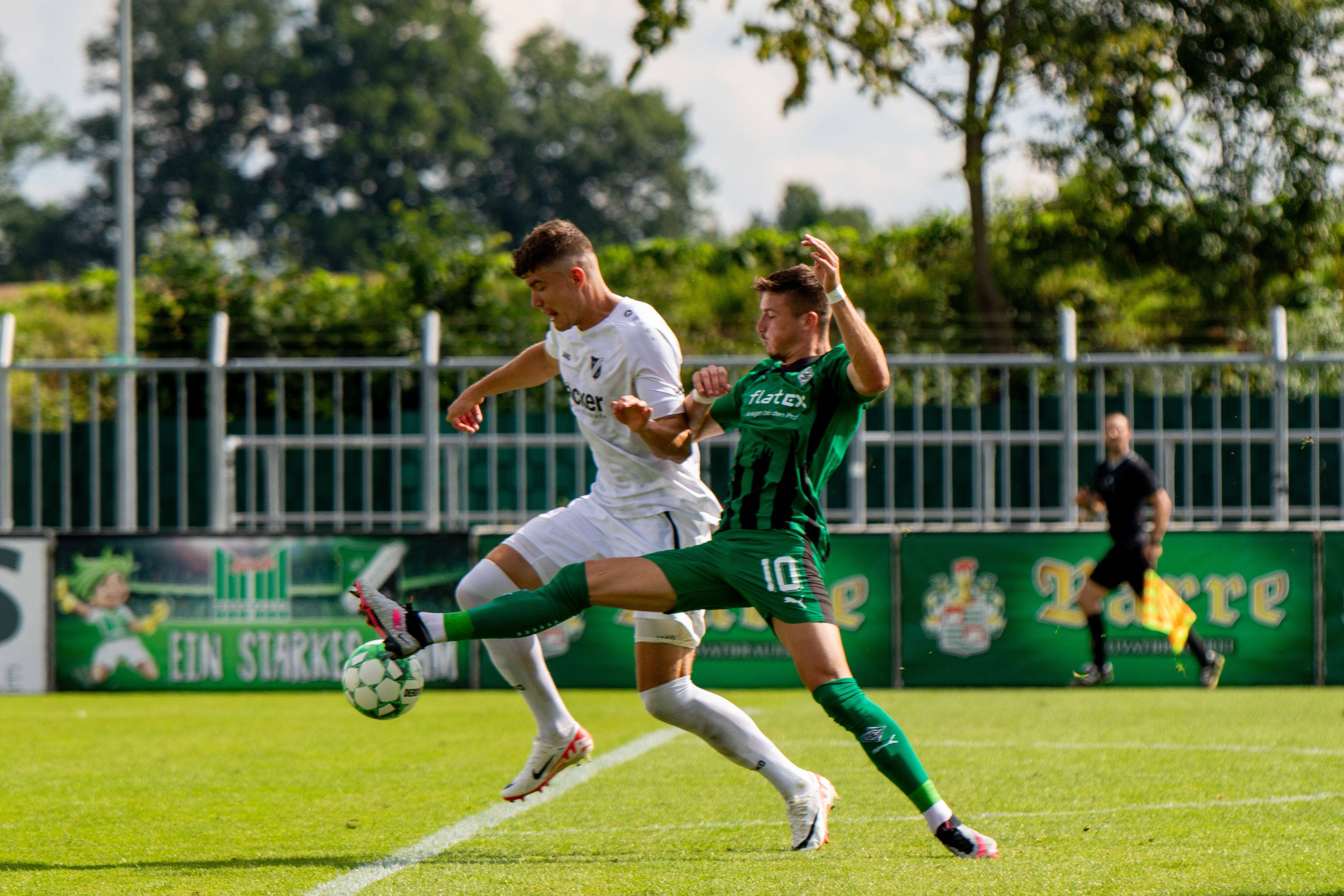 Semir Telalovic (r.) kämpft am 26. August 2023 im Spiel der U23 von Borussia Mönchengladbach um den Ball.