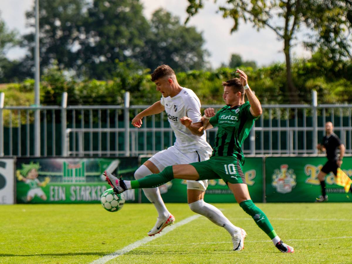 Semir Telalovic (r.) bestreitet einen Zweikampf in einem Spiel der U23 von Borussia Mönchengladbach am 26. August 2023.