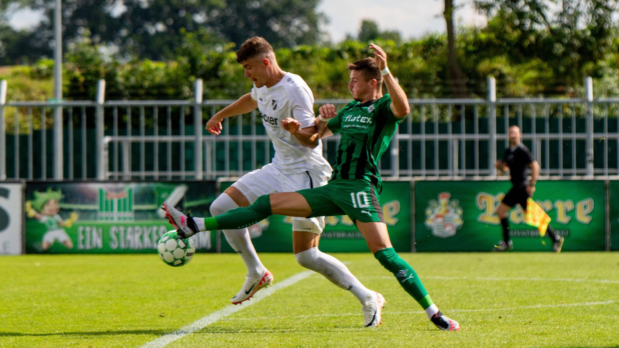 Semir Telalovic (r.) bestreitet einen Zweikampf in einem Spiel der U23 von Borussia Mönchengladbach am 26. August 2023.