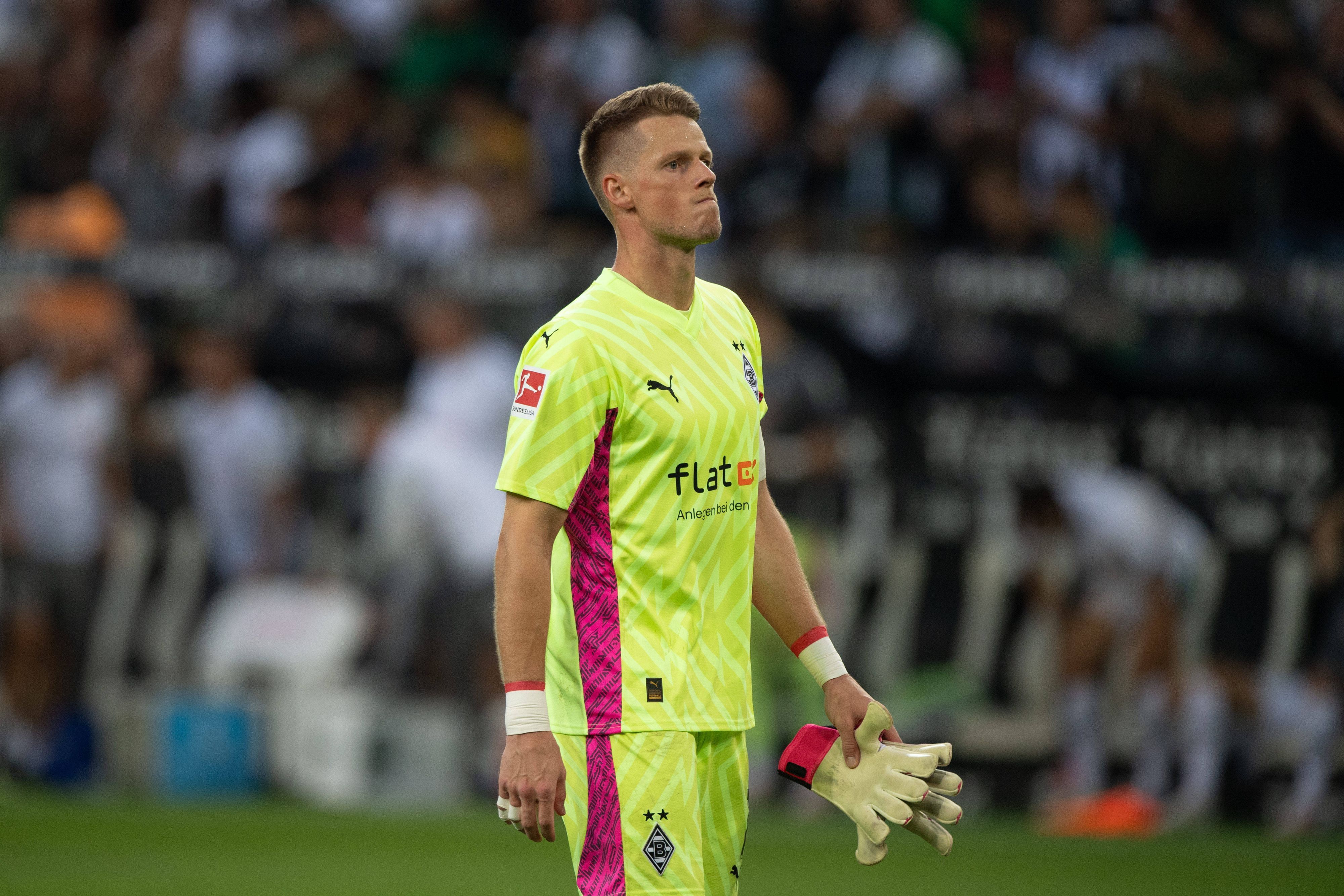 Jonas Omlin schaut nach dem 0:3 von Borussia Mönchengladbach gegen Bayer Leverkusen in die Fan-Kurve.