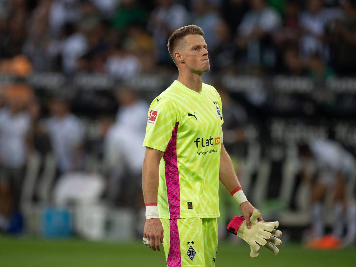 Jonas Omlin schaut nach dem 0:3 von Borussia Mönchengladbach gegen Bayer Leverkusen in die Fan-Kurve.